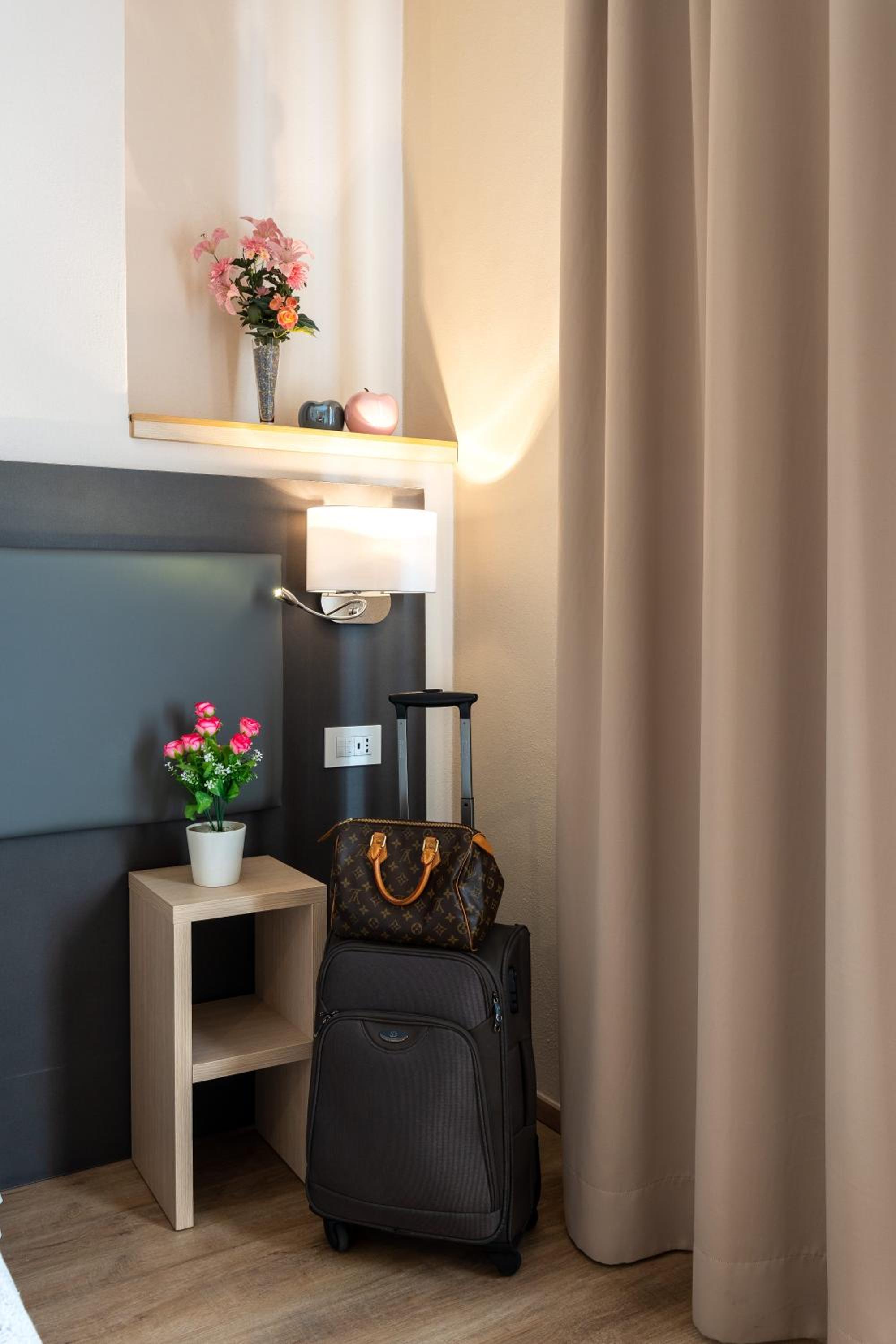 Standard Double Room - Photo 18