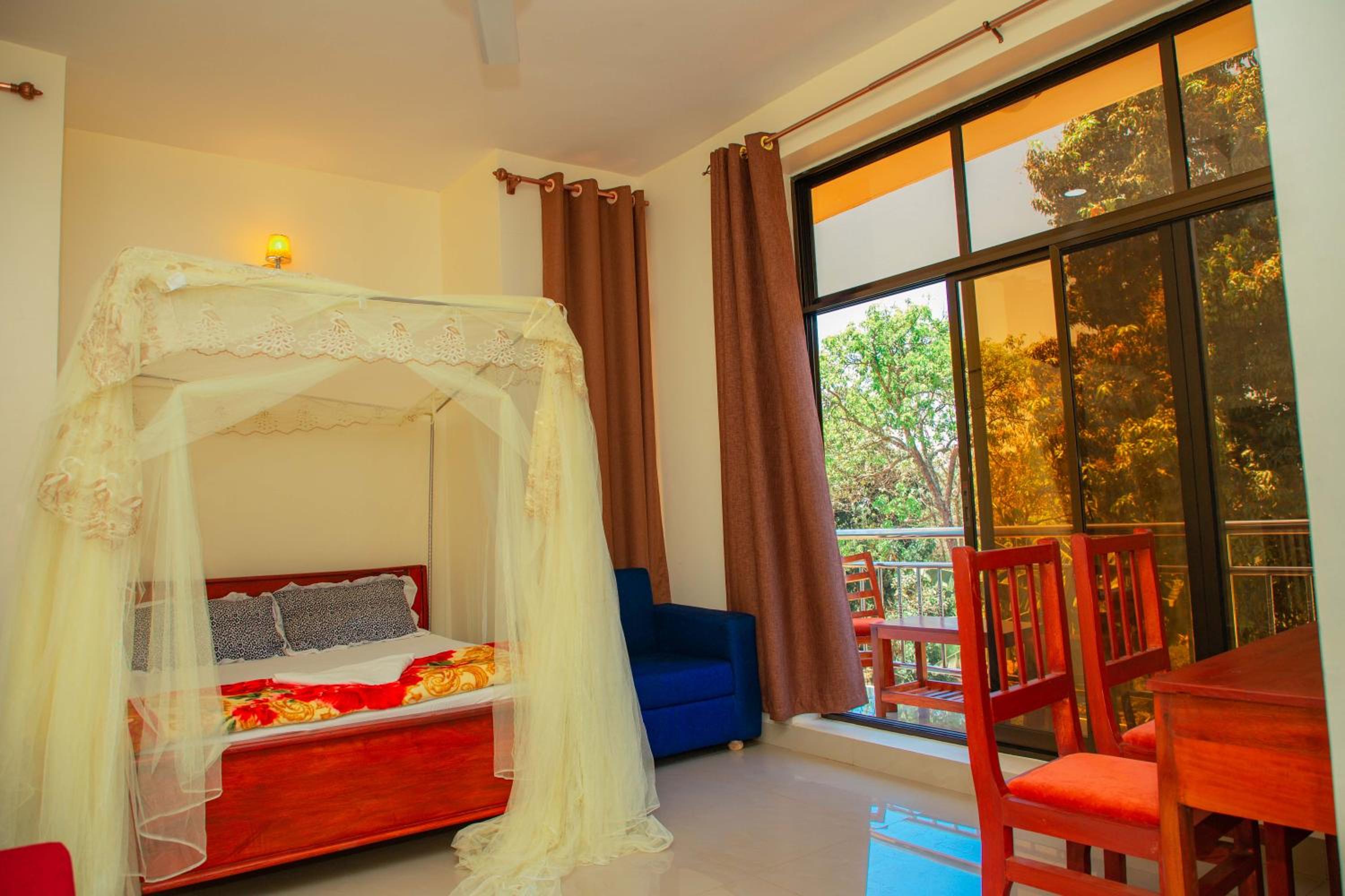Budget Double Room - Photo 13