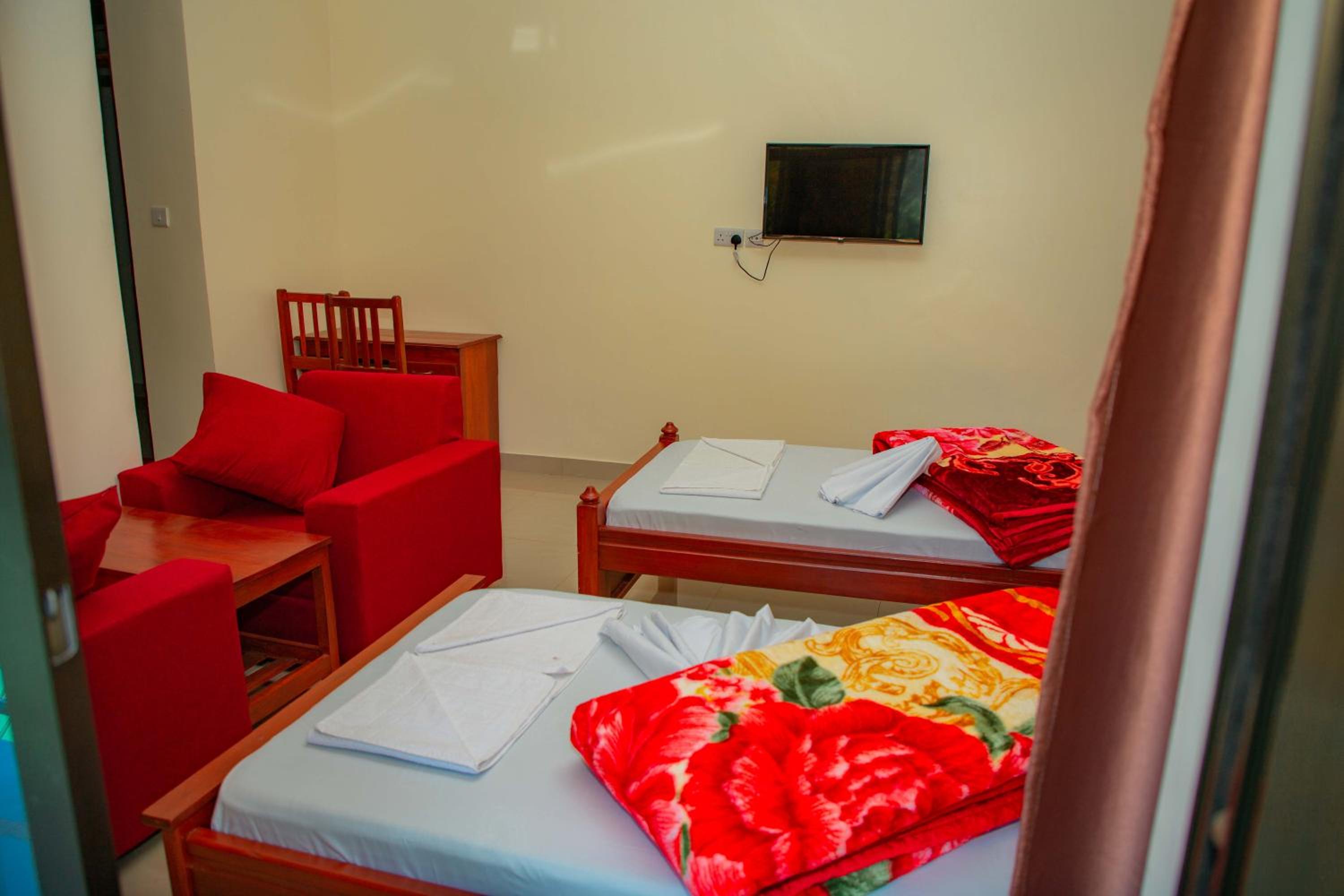 Budget Twin Room - Photo 9