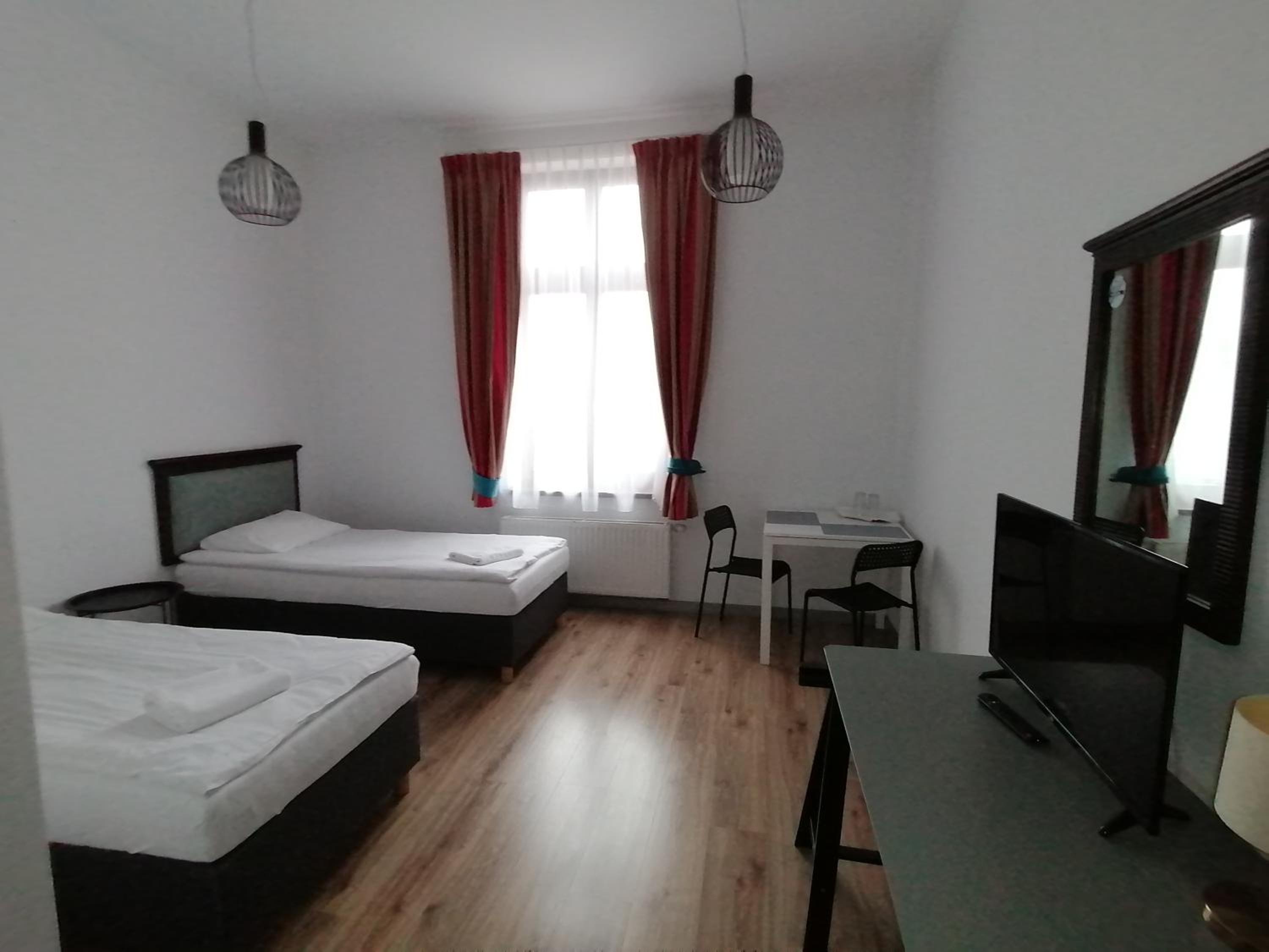 Standard Twin Room - Photo 2