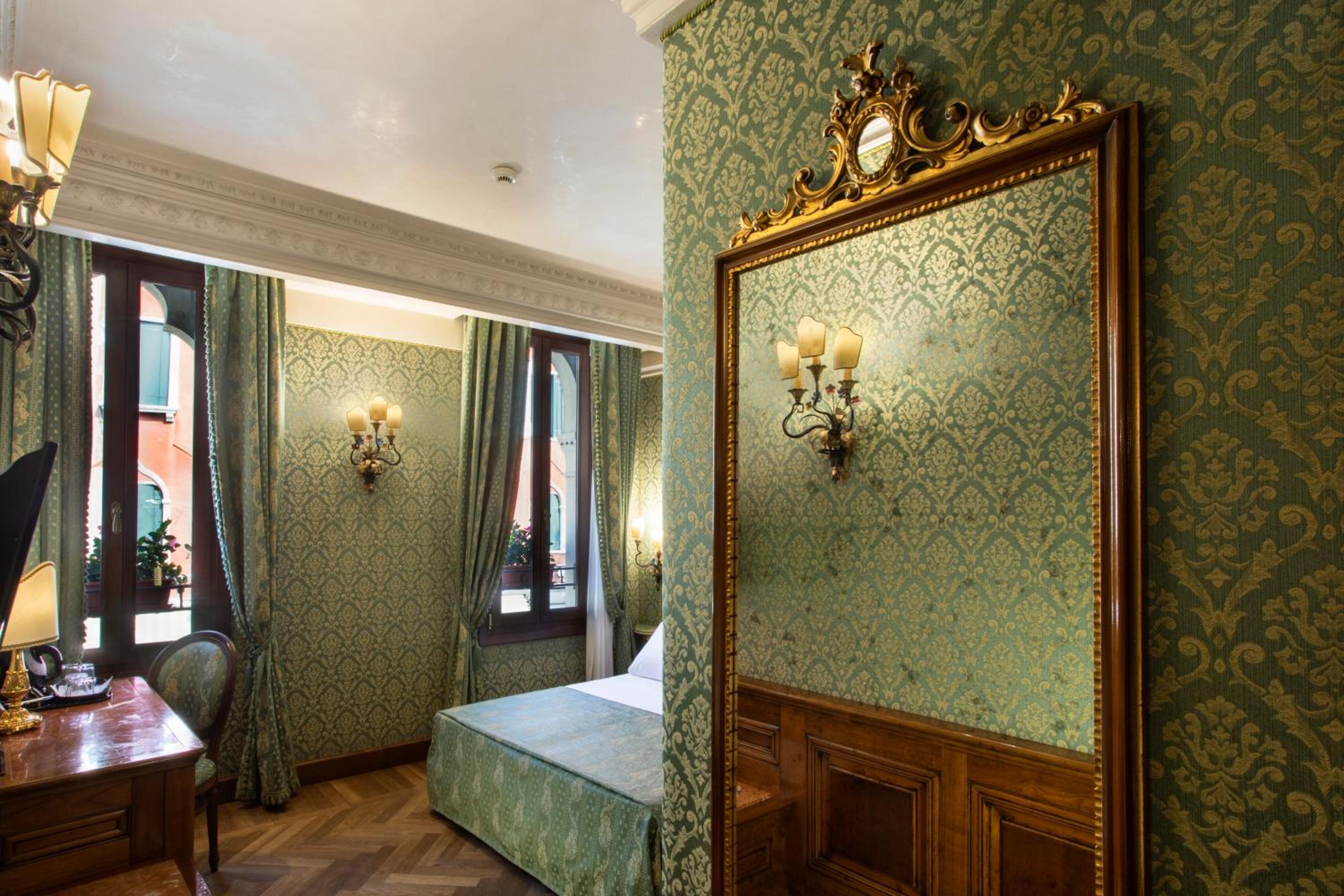 Superior Double or Twin Room with Canal View photo 2
