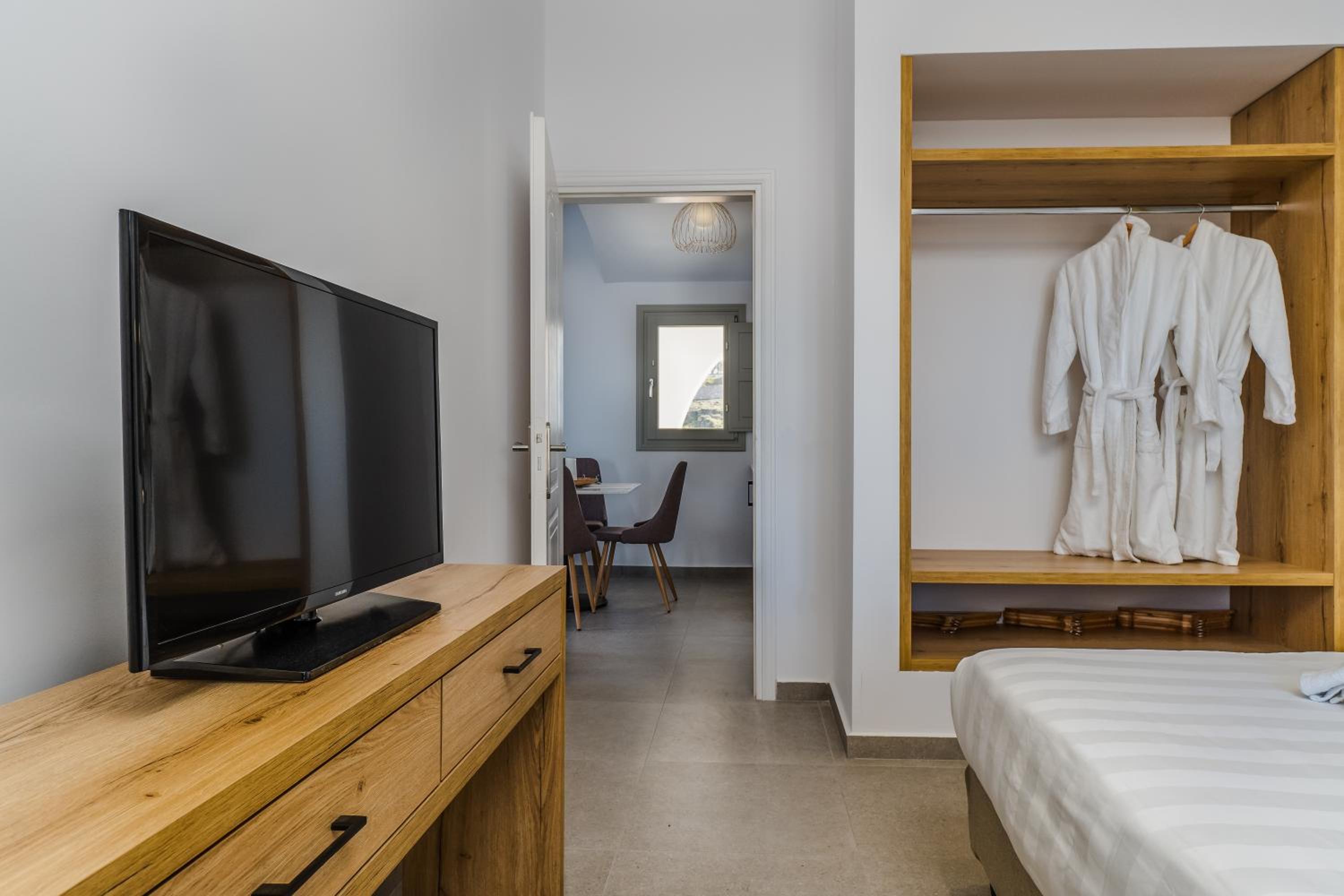 Phaedra Family Suite with Caldera View photo 3