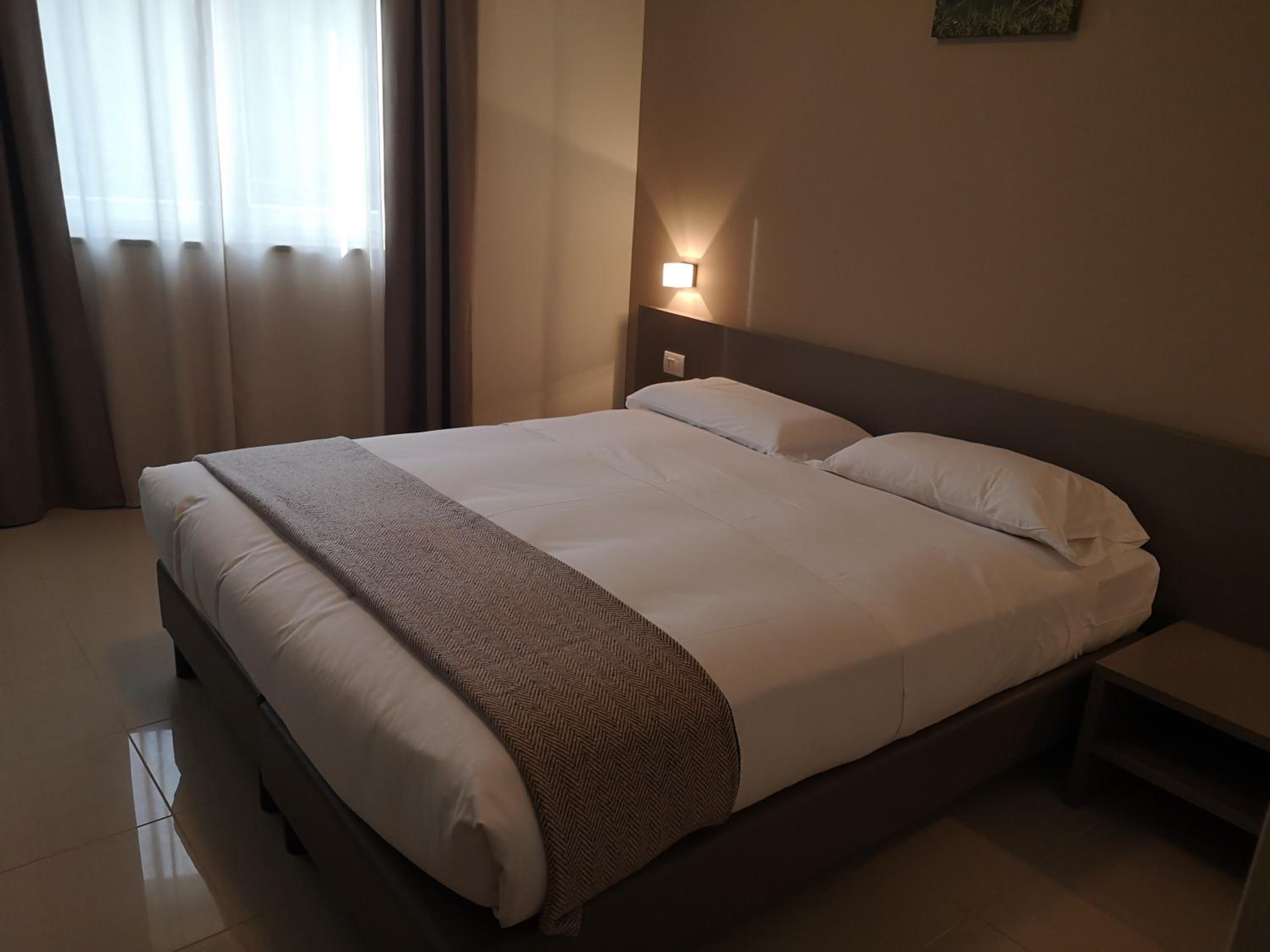 Double or Twin Room - Photo 13