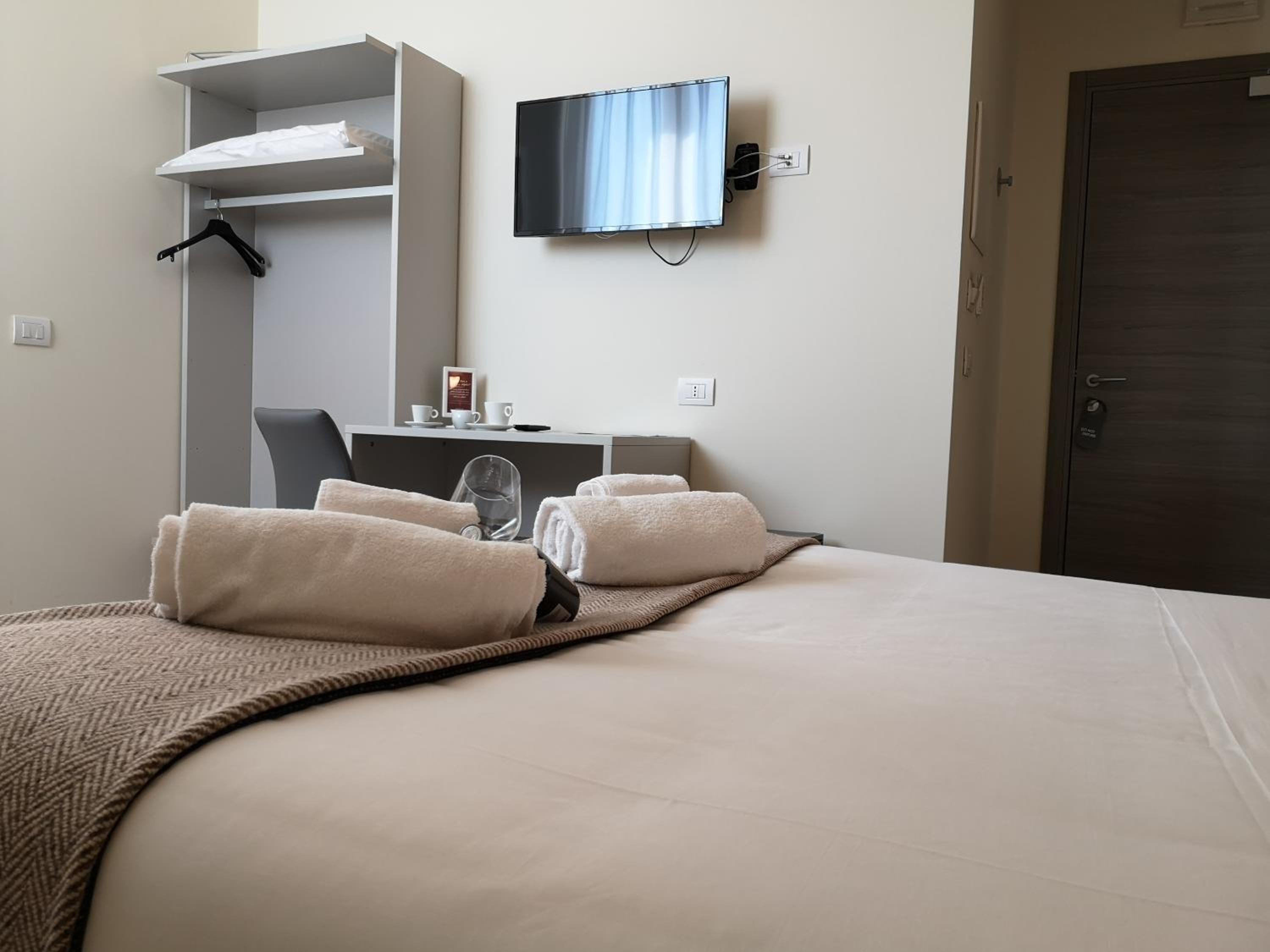 Double or Twin Room - Photo 8