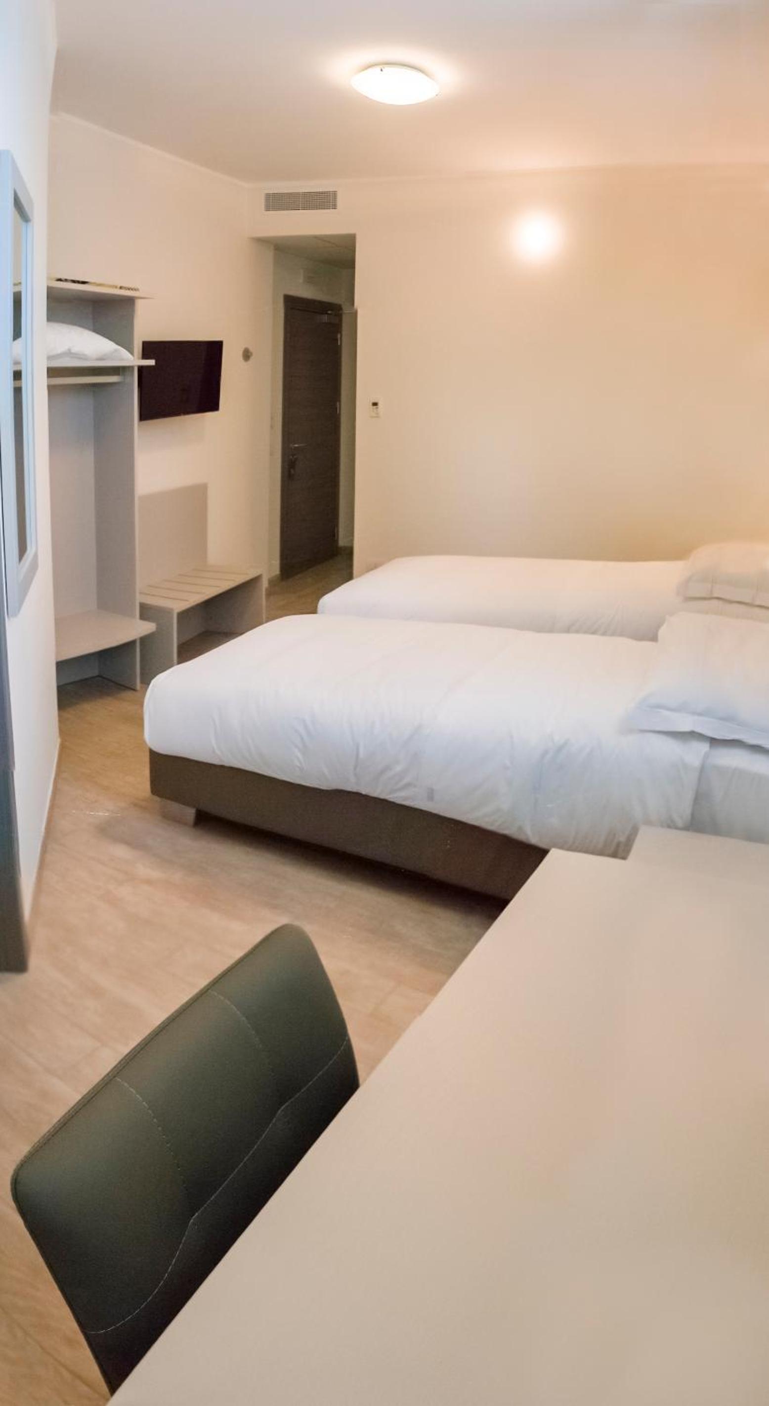 Double or Twin Room - Photo 14