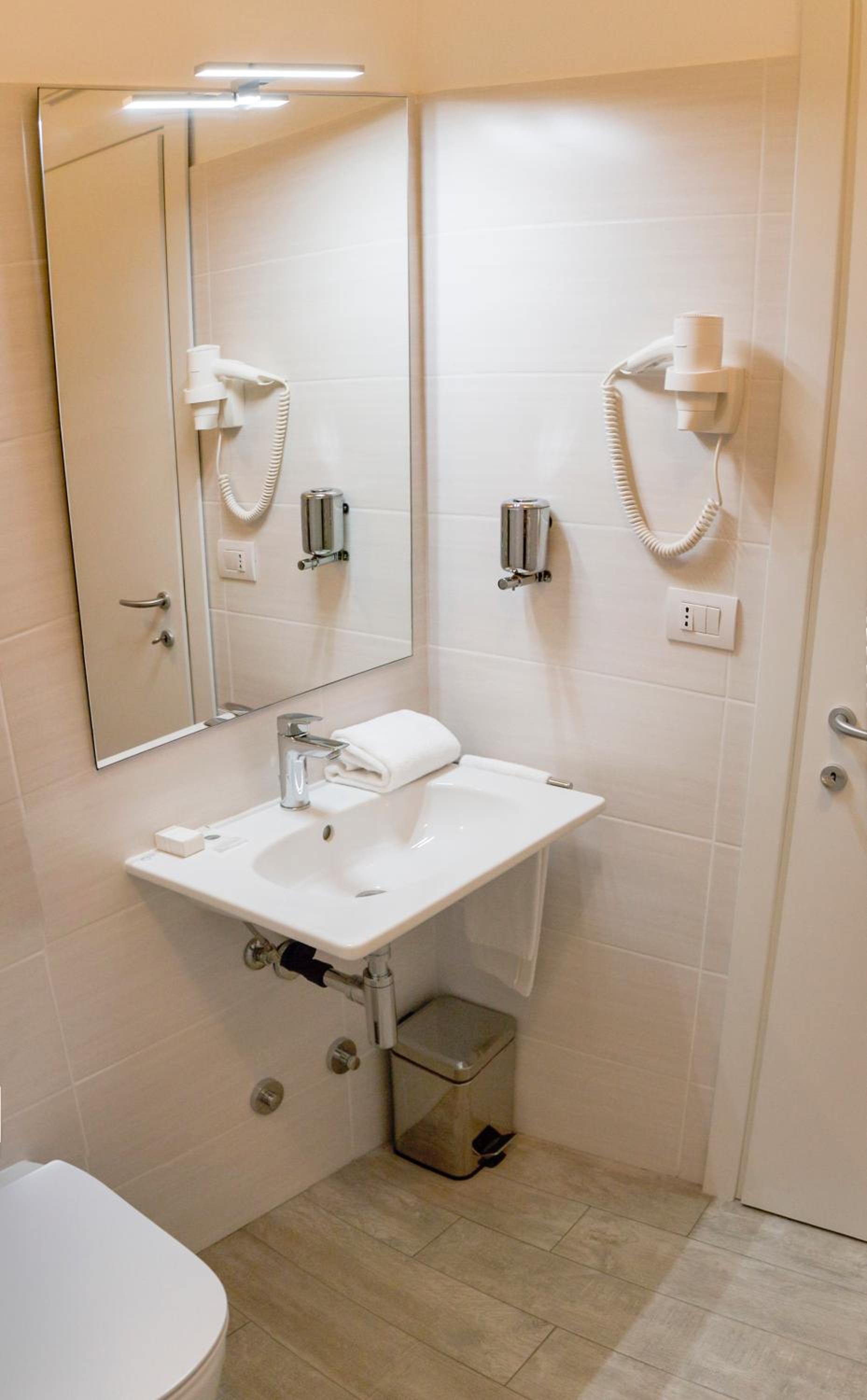 Double or Twin Room - Photo 9
