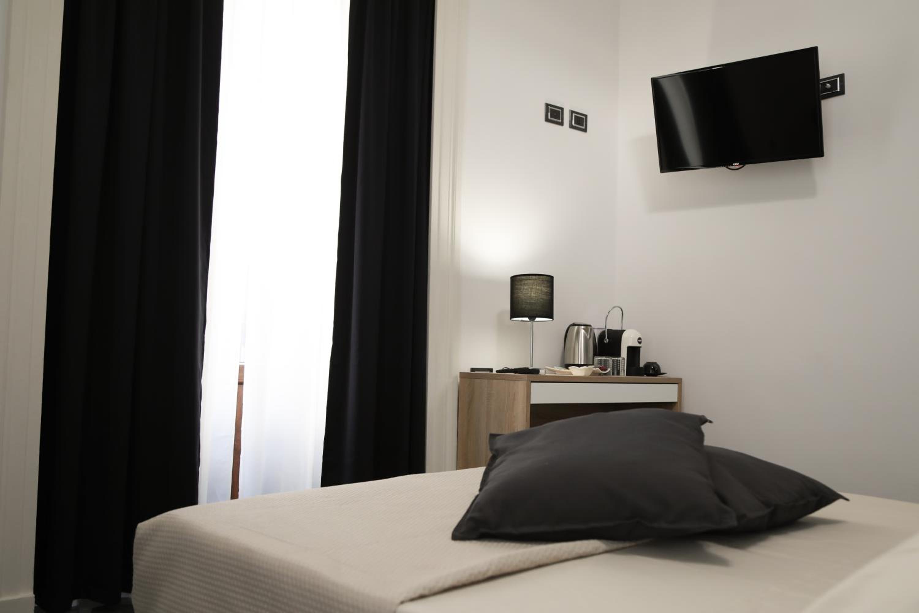 Standard Double Room - Photo 2