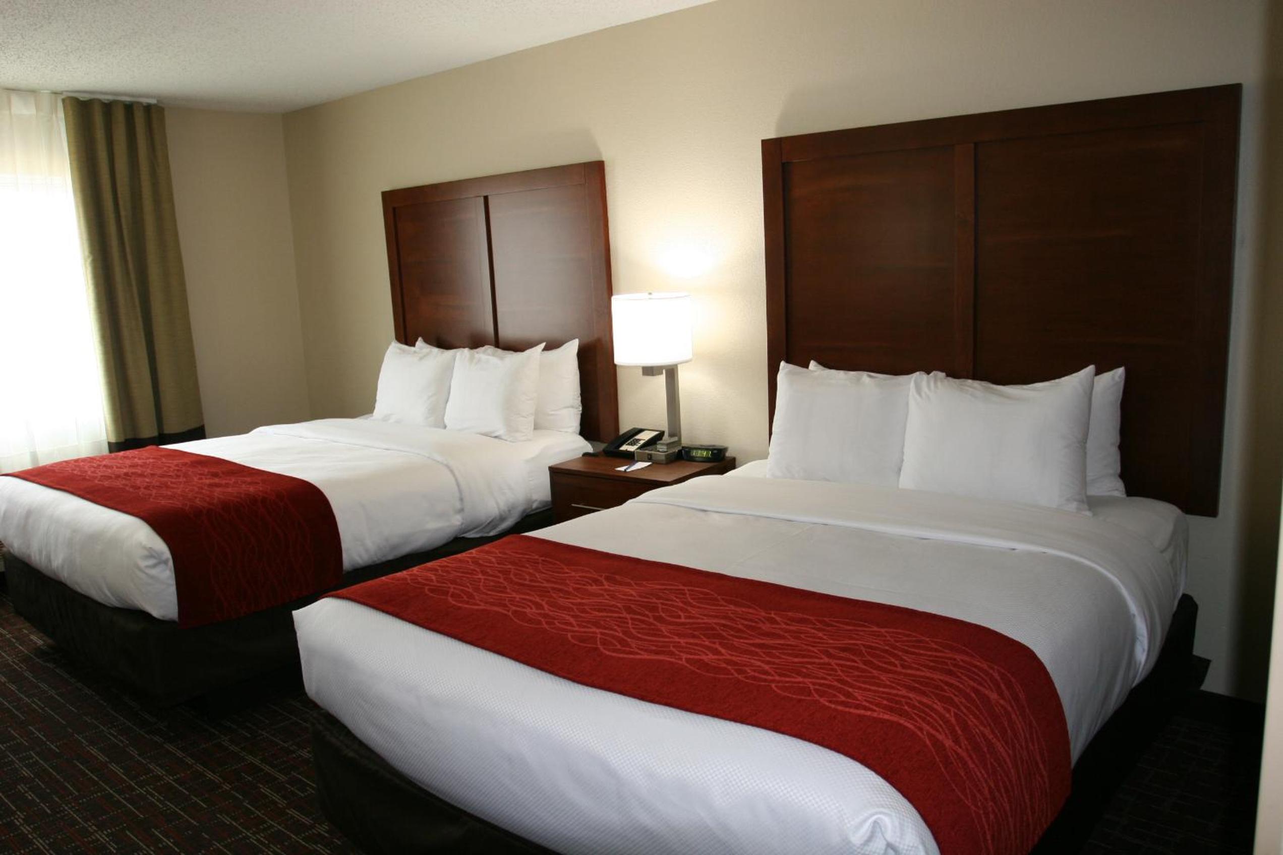 Queen Room with Two Queen Beds - Non-Smoking - Photo 5