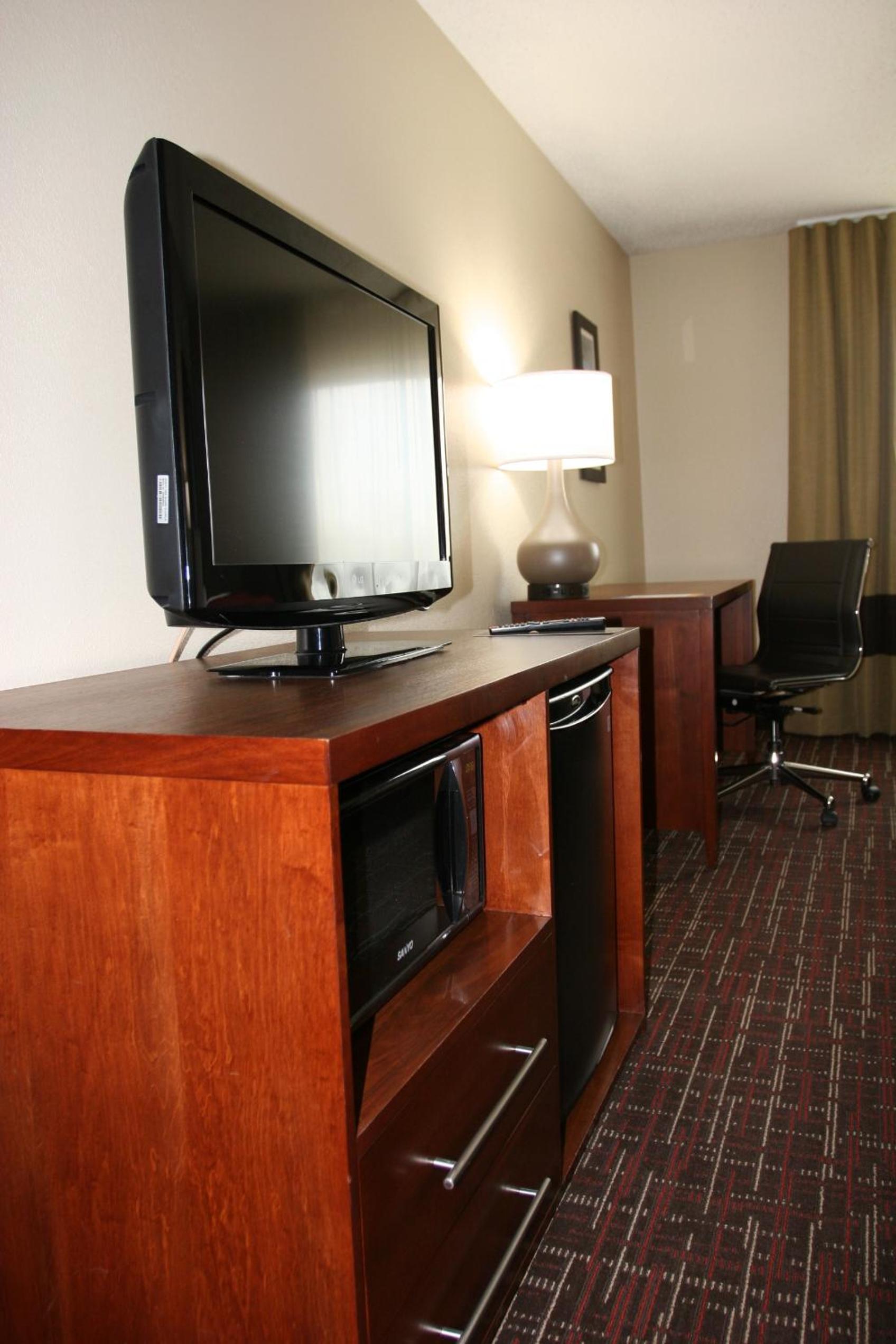 Queen Room with Two Queen Beds - Non-Smoking - Photo 3