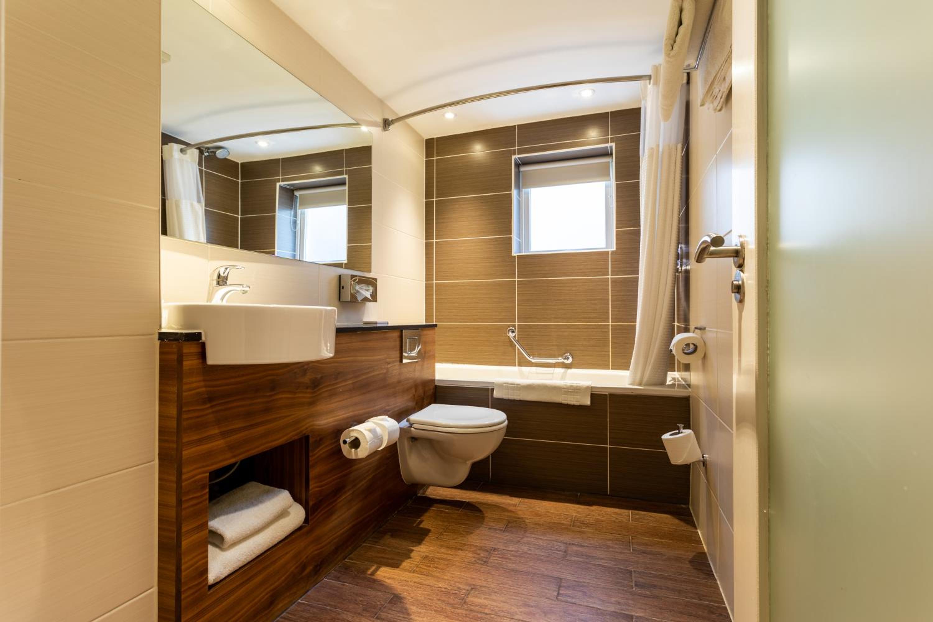 Standard King Room - Disability Access - Photo 3