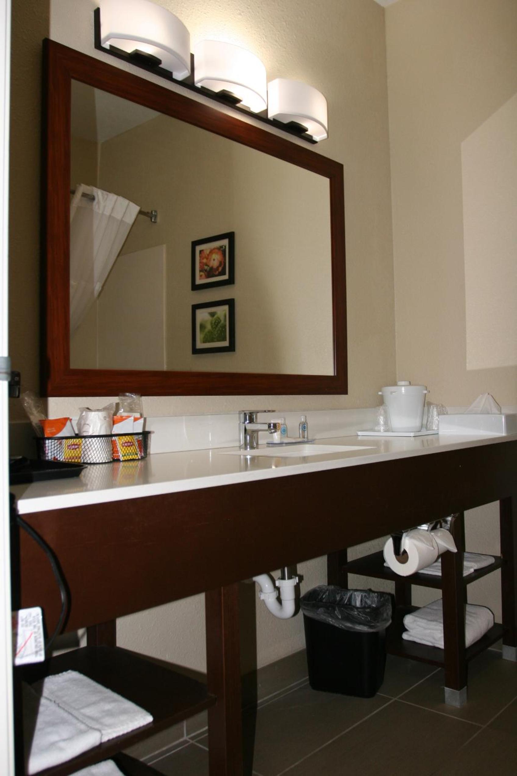 King Room - Non-Smoking - Photo 5