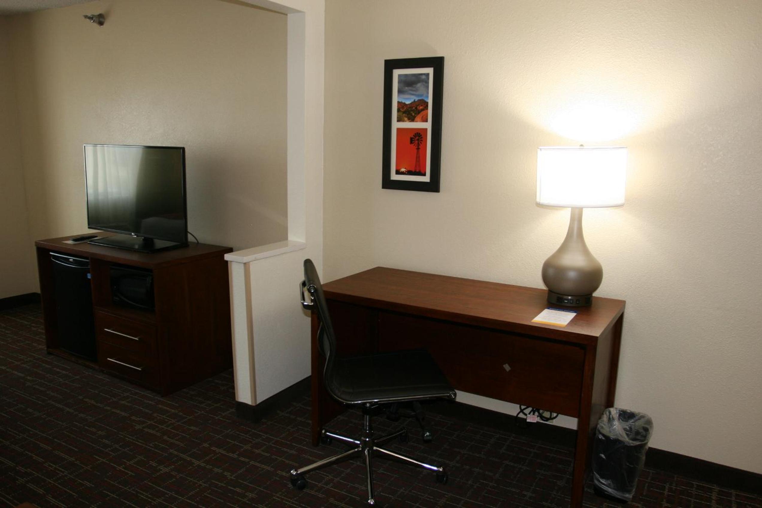 King Suite - Non-Smoking - Photo 2