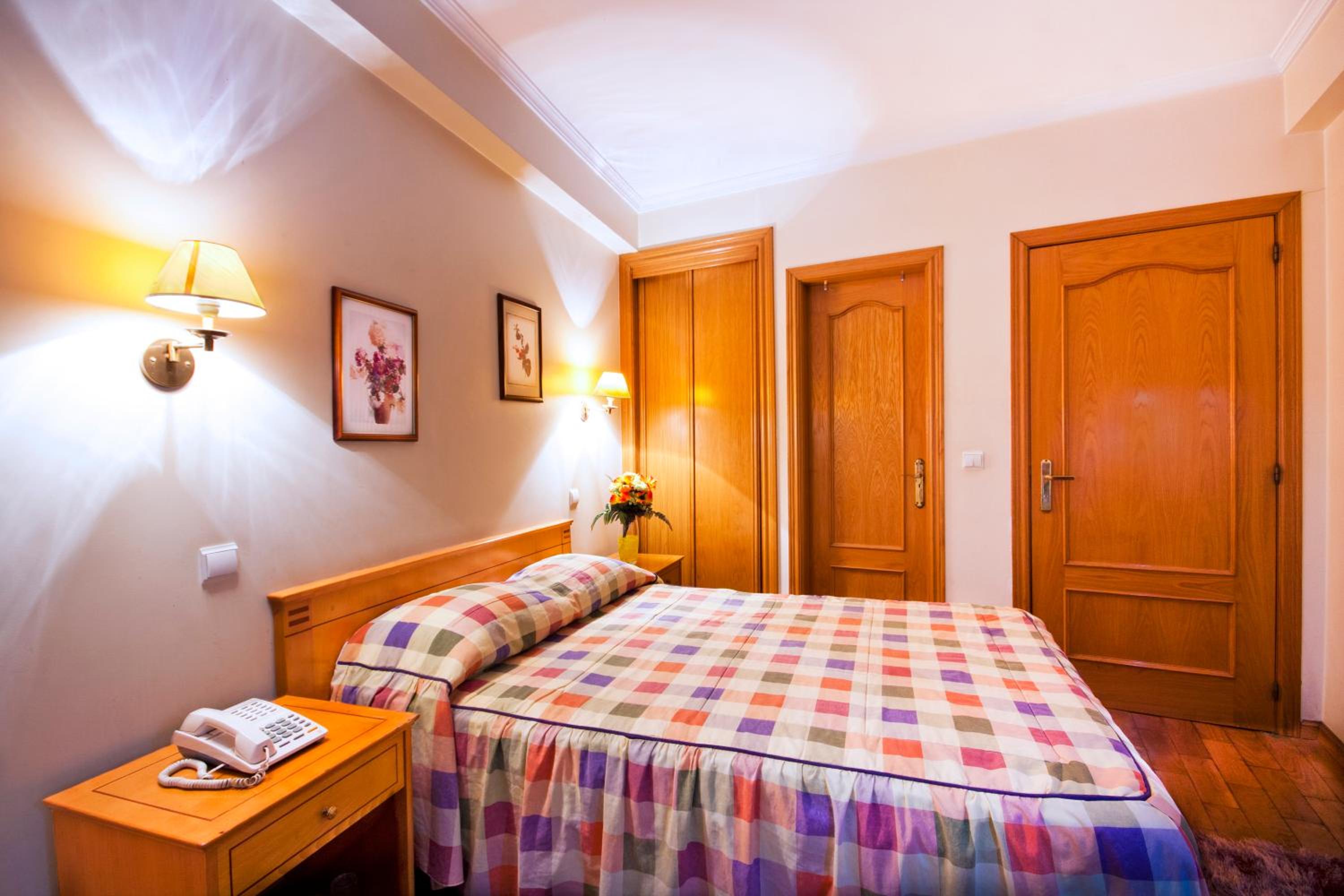Standard Double or Twin Room - Photo 2