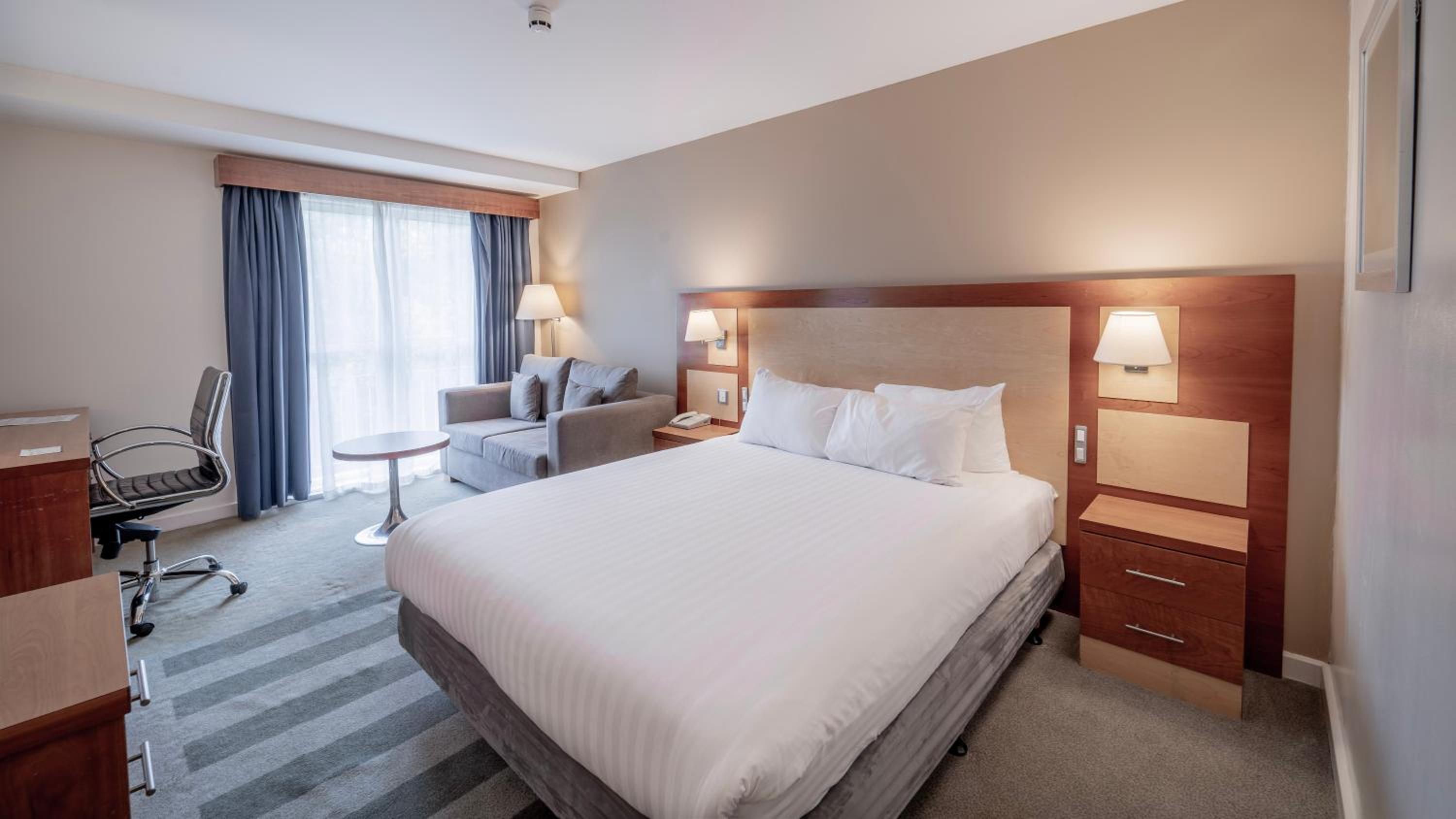 Standard King Room with Double Sofa Bed - Photo 1