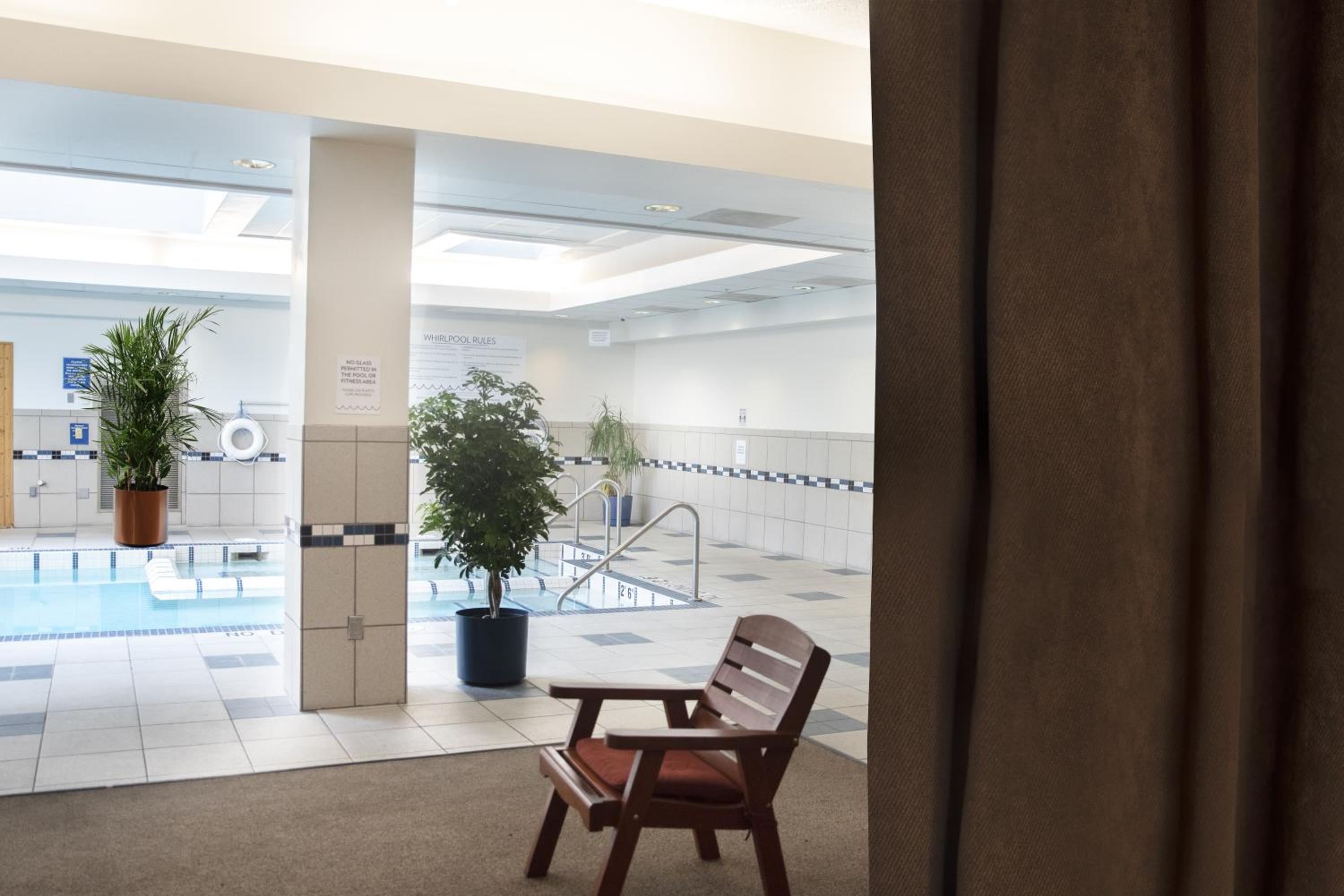 King Room with Pool View - Photo 4