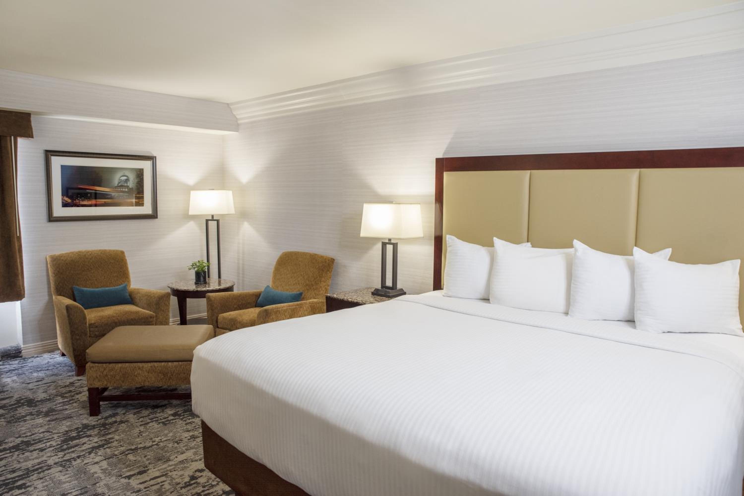 Club King Room with Spa Bath - Photo 1