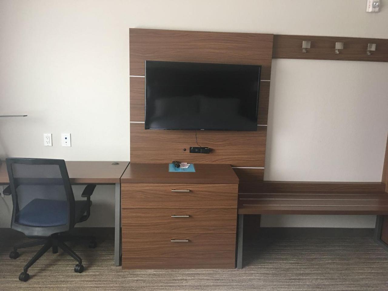 Standard King Room with Mobility Accessible Roll-In Shower photo 1