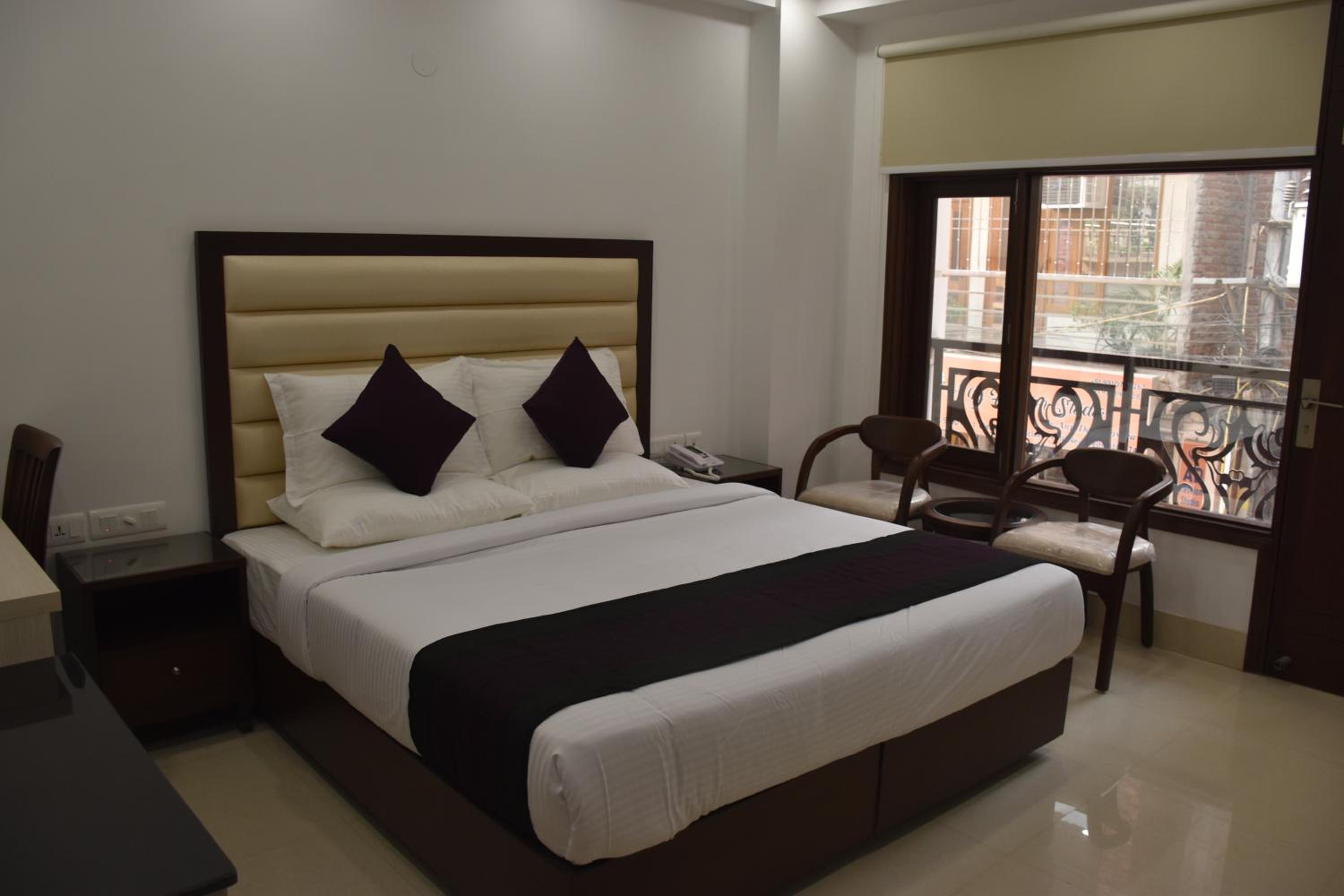 Deluxe Double Room with Balcony - Photo 5