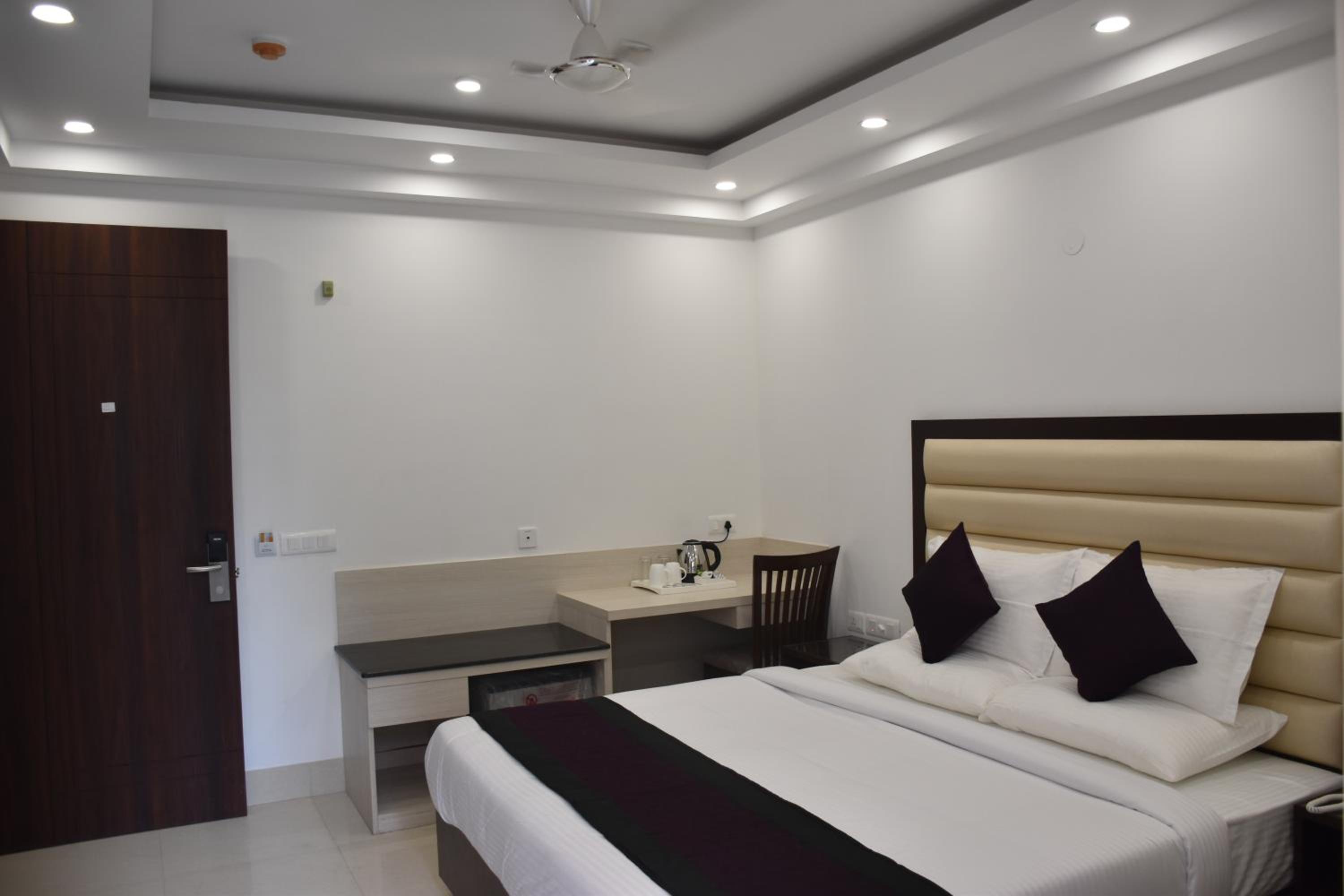 Deluxe Double Room with Balcony - Photo 6
