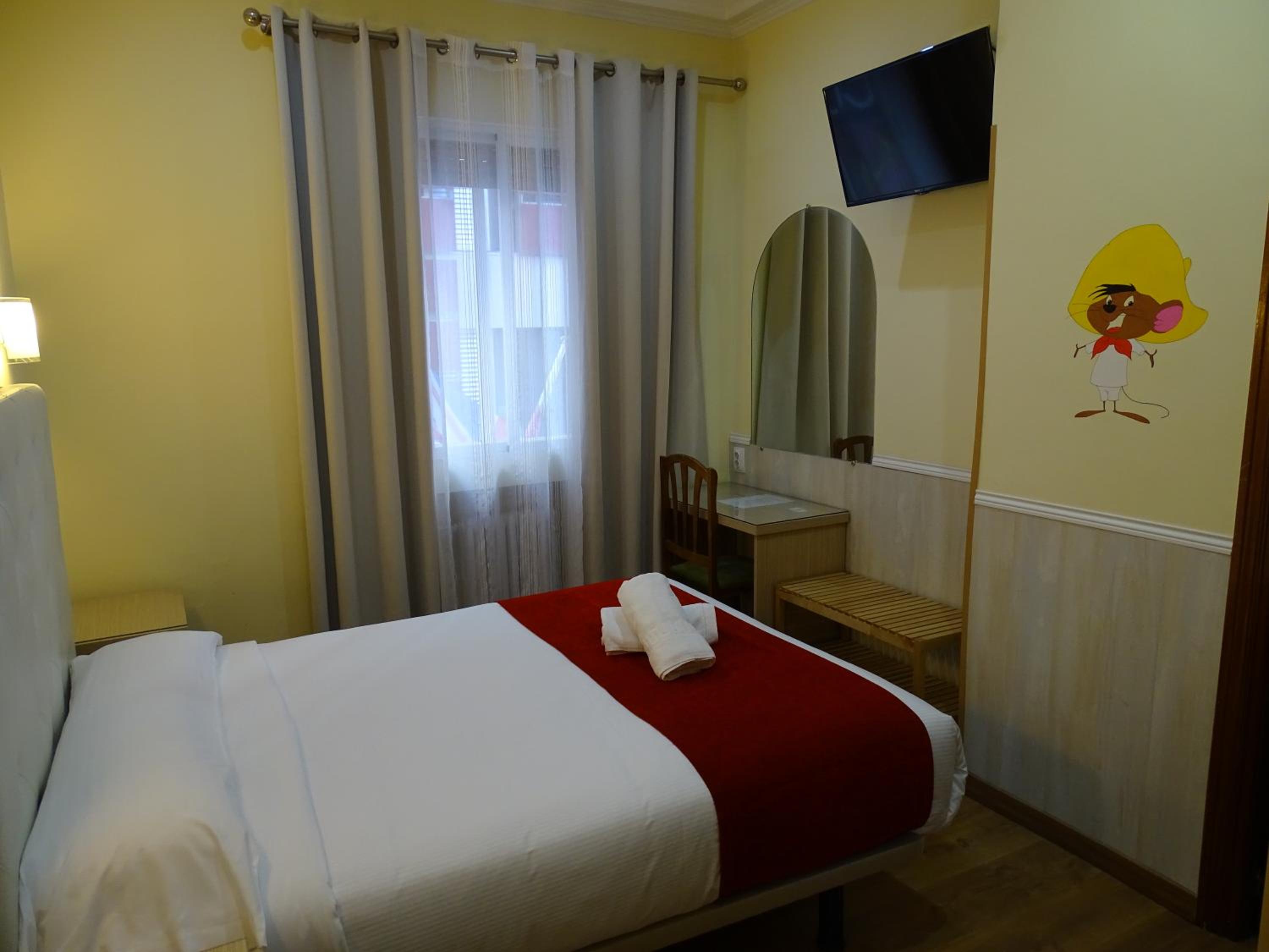 Standard Double Room - Photo 9