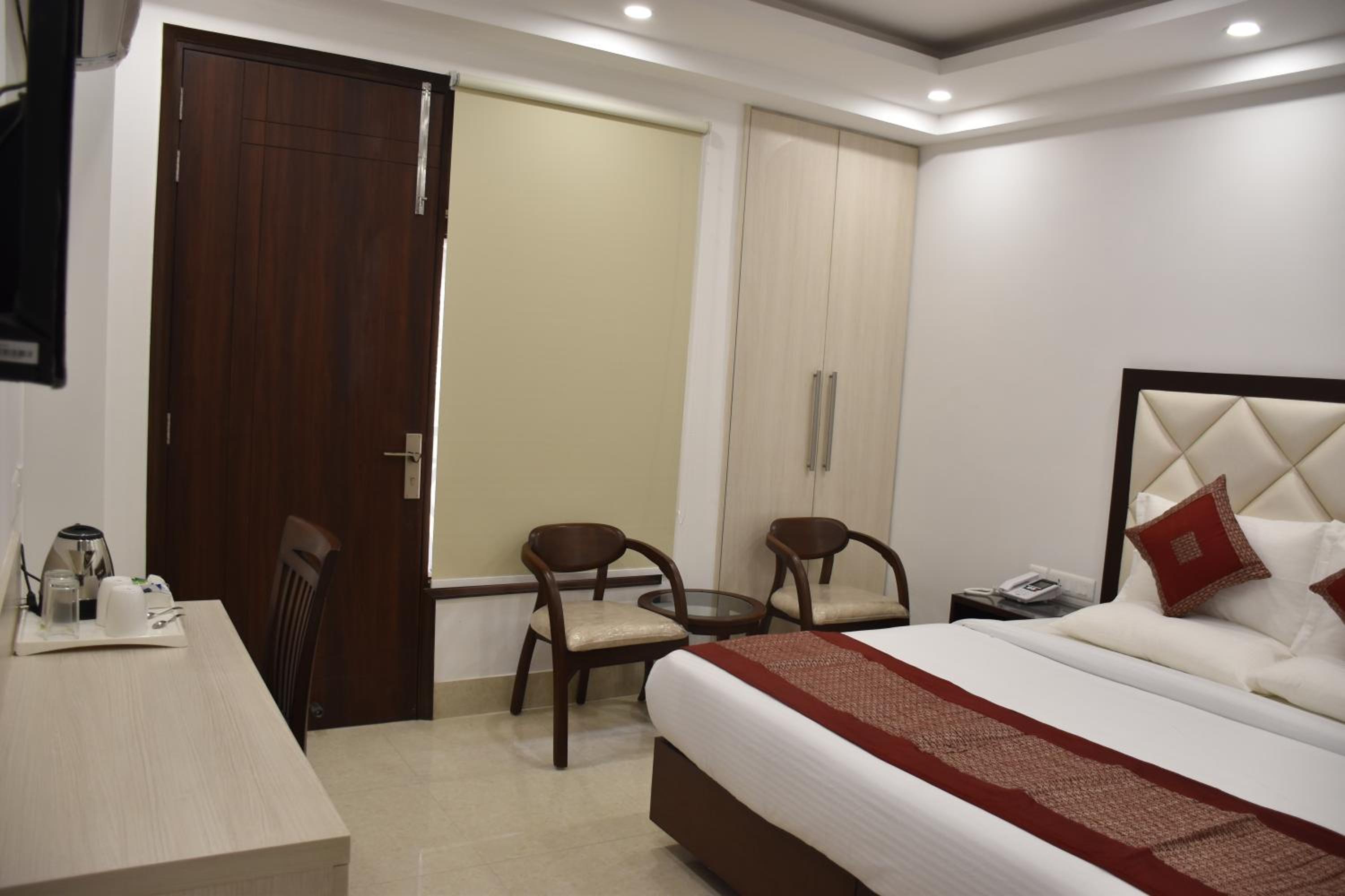 Deluxe Double Room with Balcony - Photo 7