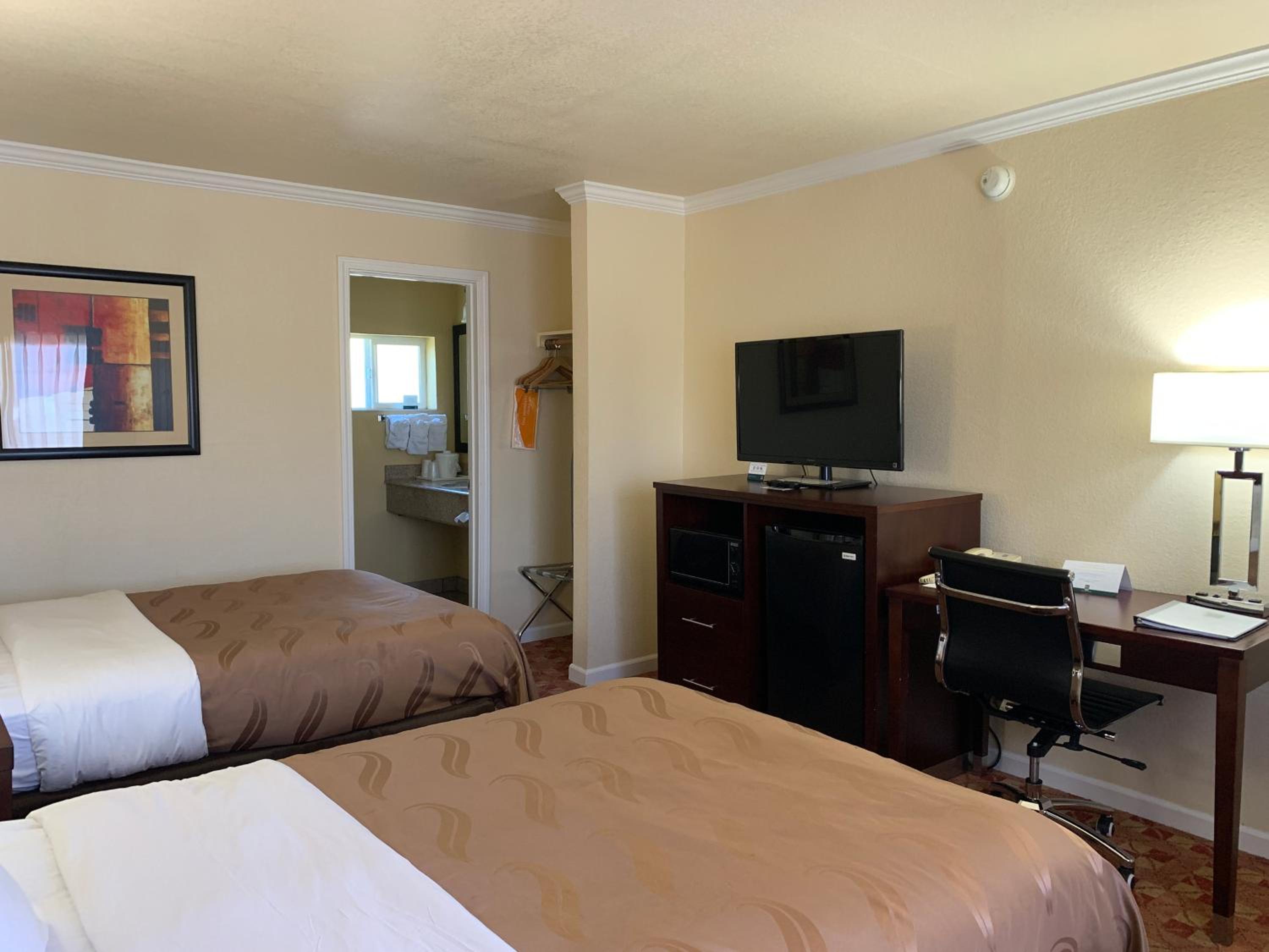 Double Room with Two Double Beds - Non-Smoking - Photo 3