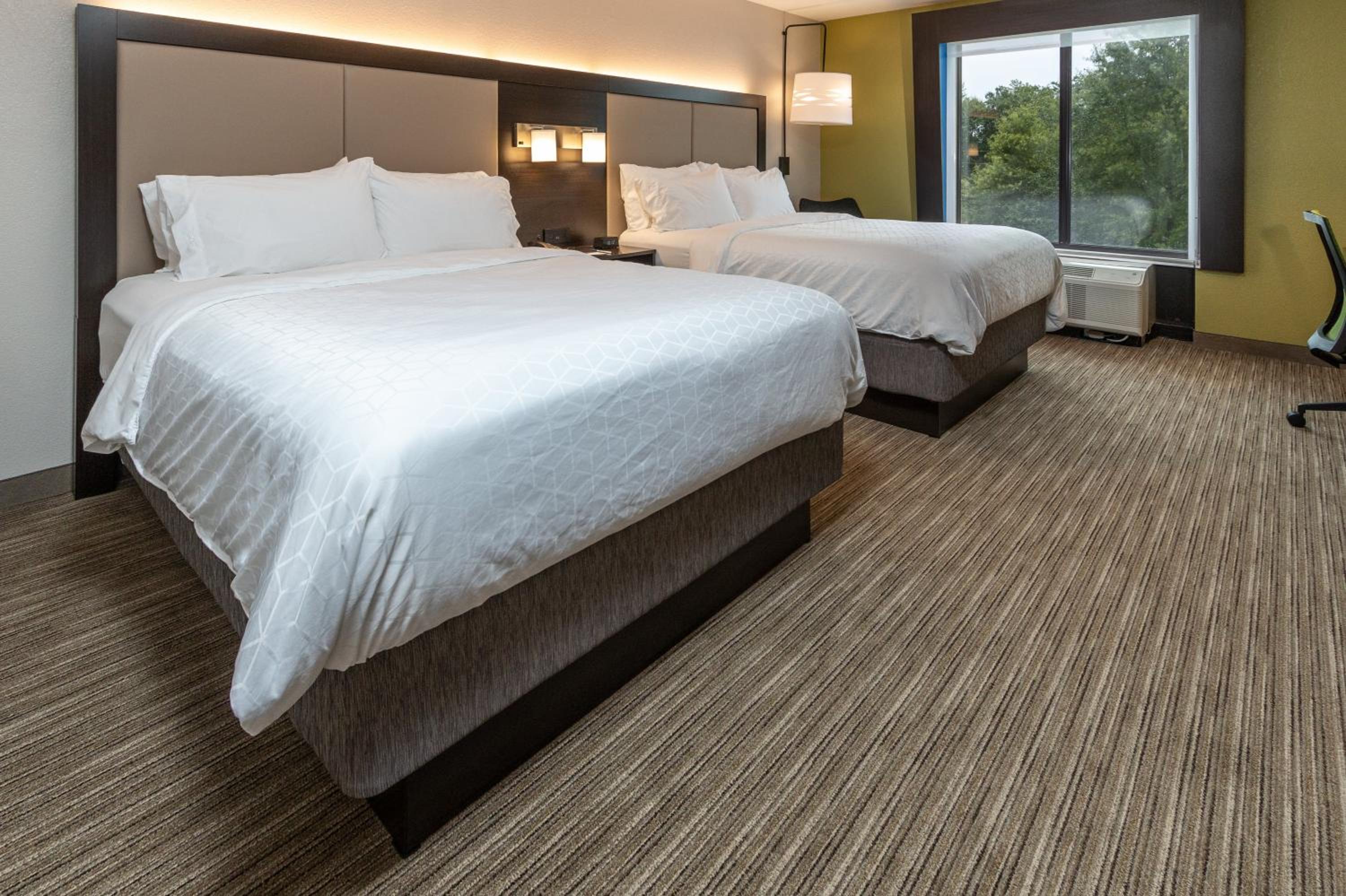 Standard Queen Room with Two Queen Beds and Walk-In Shower - Photo 3