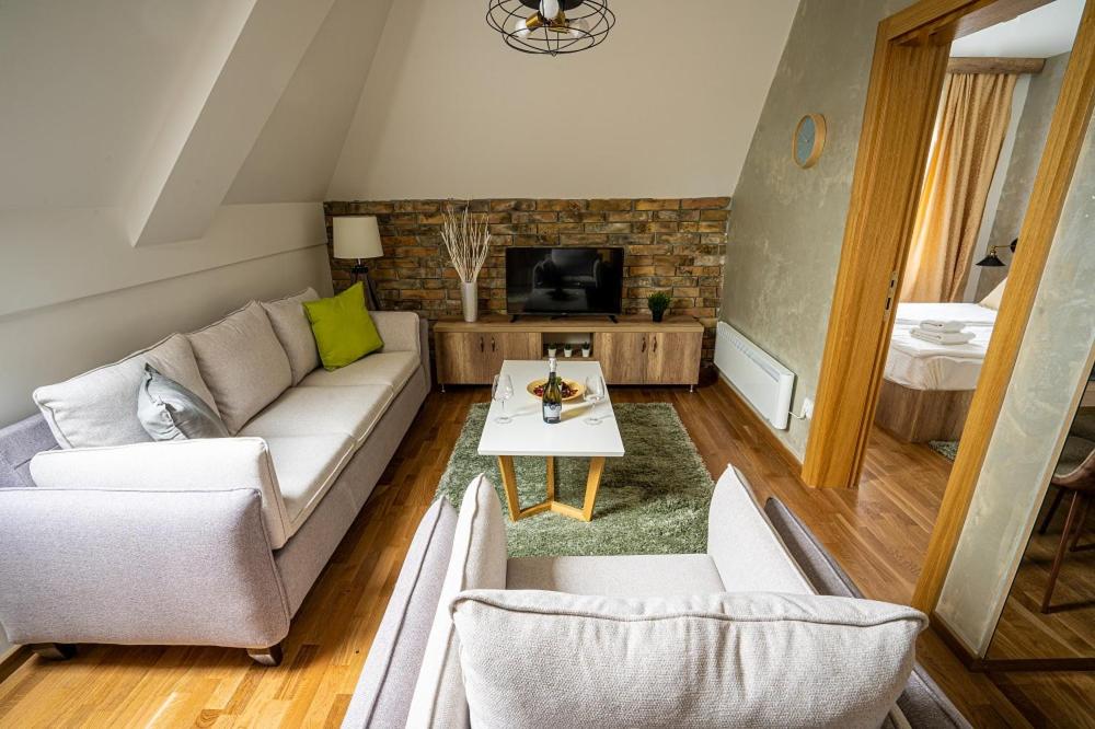 Deluxe Queen Suite - Photo 3