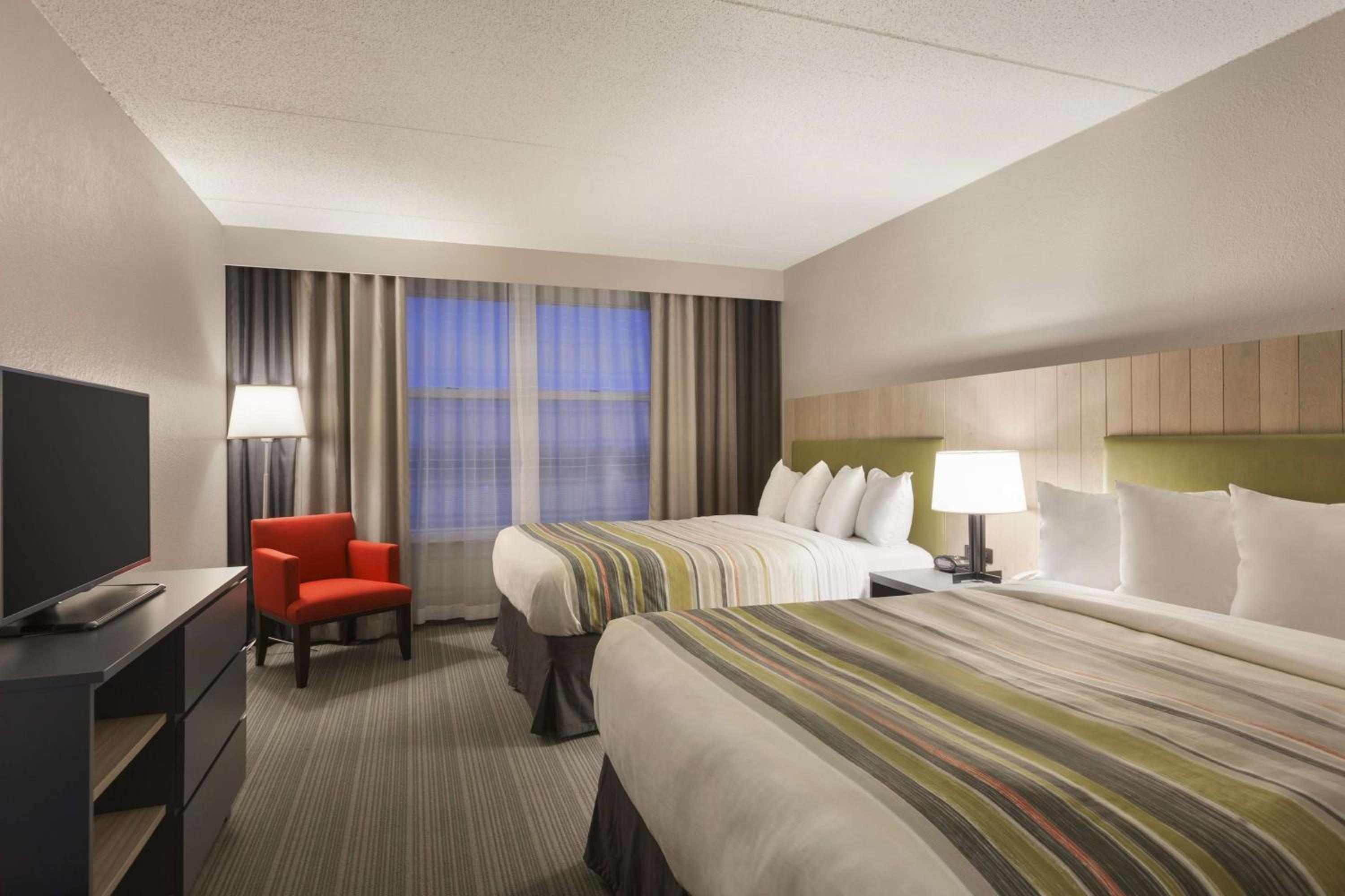 One-Bedroom Queen Suite With Two Queen Beds - Non-Smoking