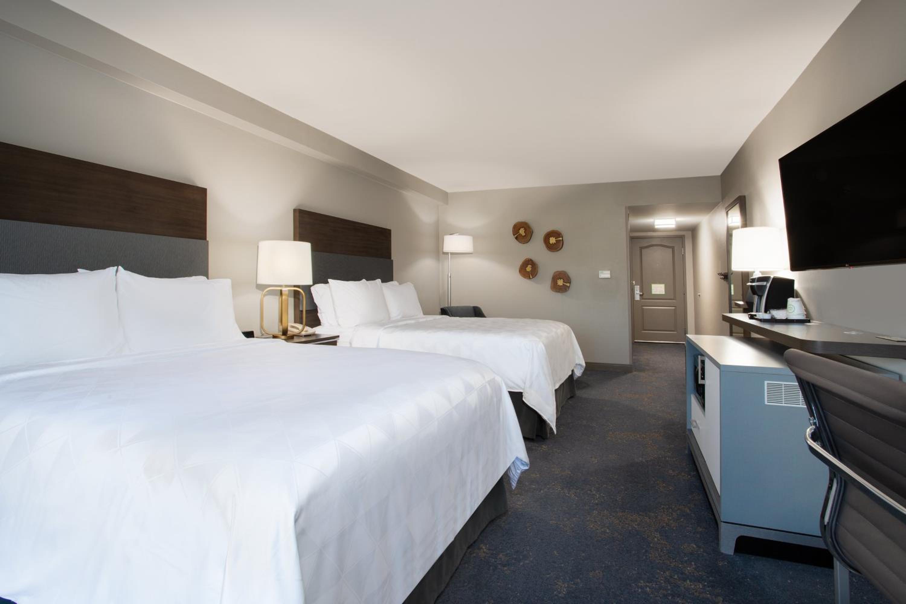 Standard Room with Two Queen Beds - Photo 3