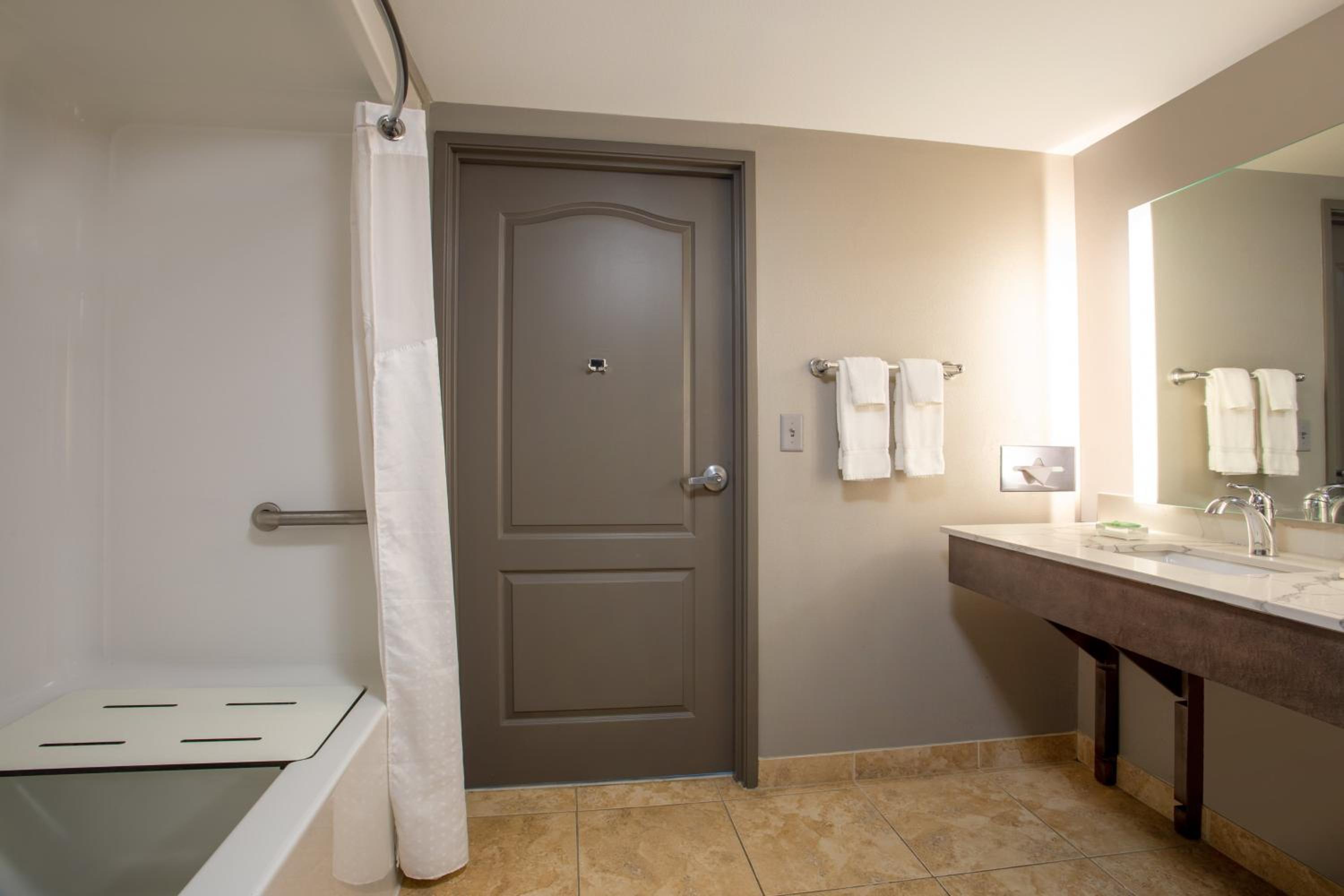 King Suite with Hearing Accessible Tub - Non-Smoking - Photo 2