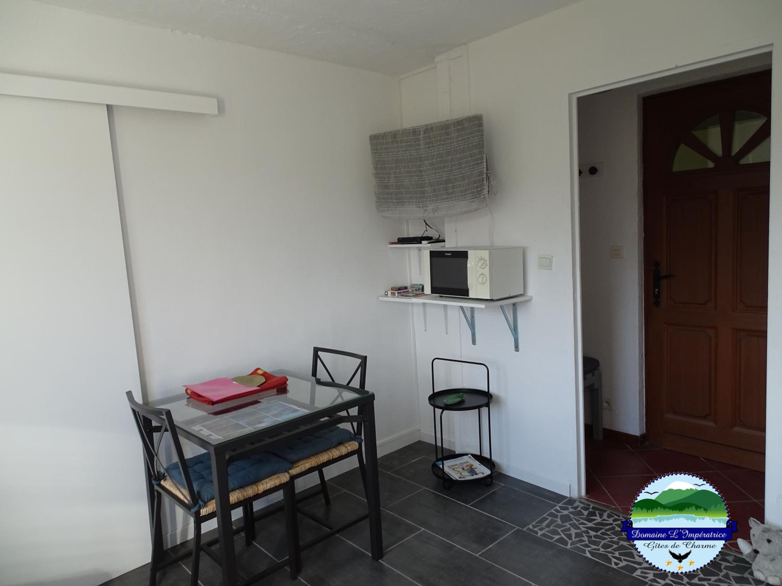 One-Bedroom Apartment - Photo 2