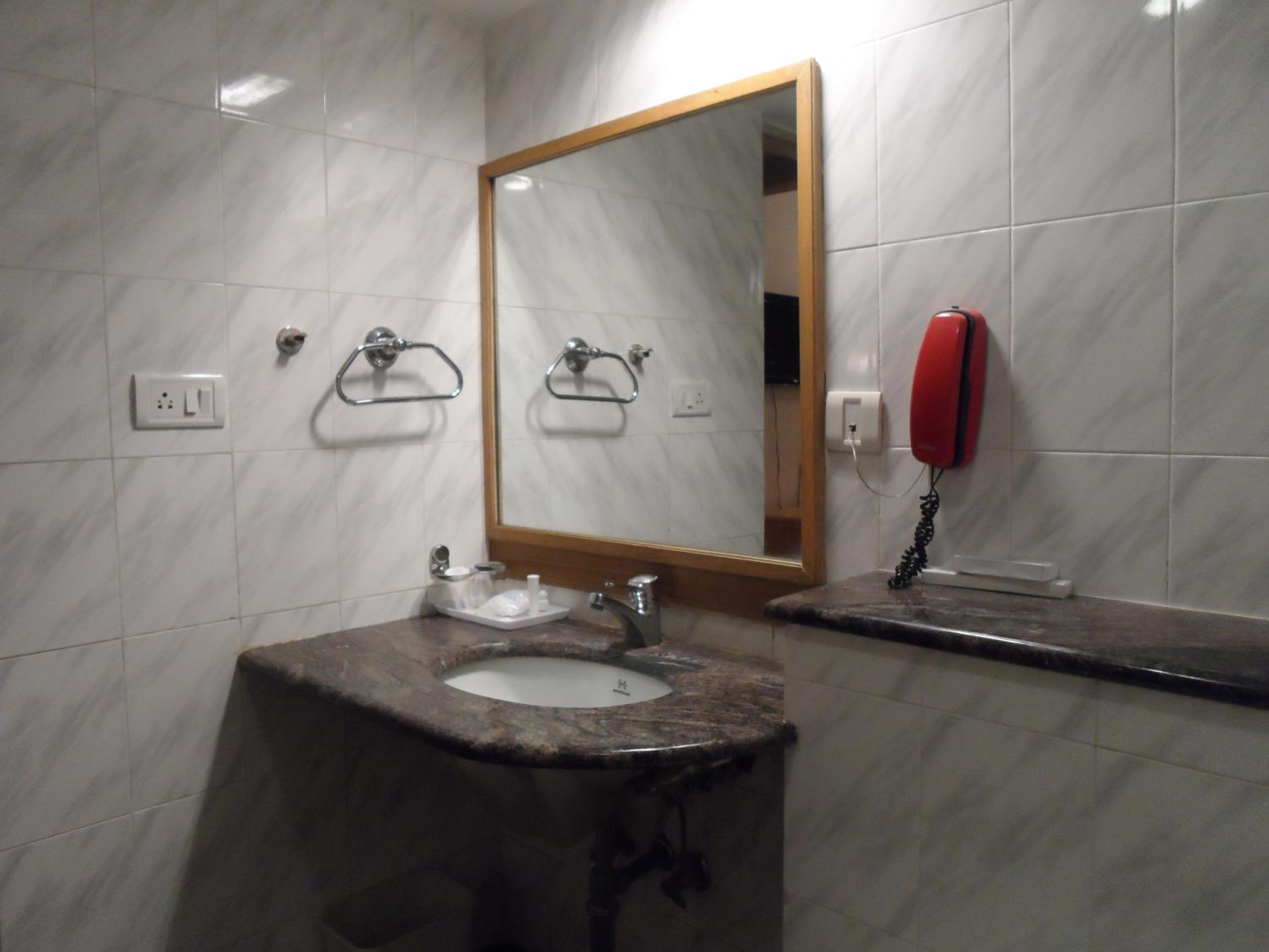 Deluxe Double or Twin Room - Photo 12