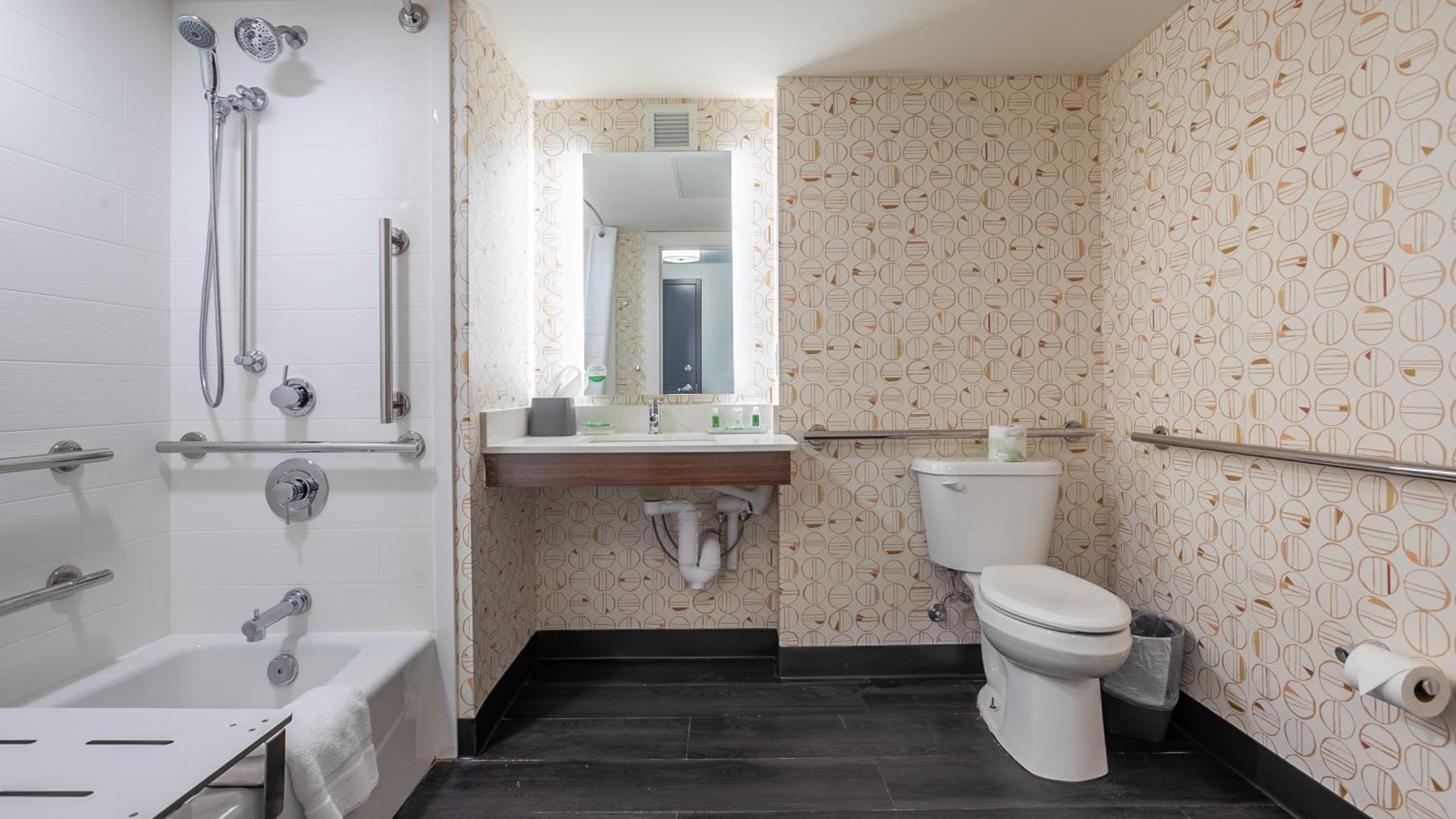 Standard Queen Room with Two Queen Beds and Tub - Mobility/Communications Accessible - Photo 3