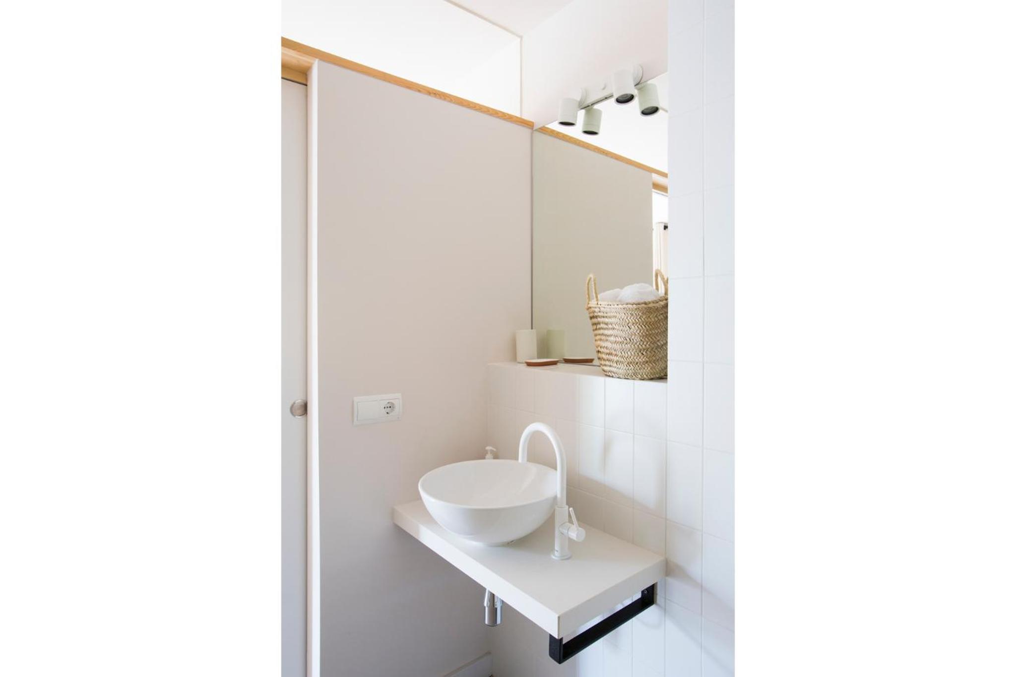 Double or Twin Room with Balcony - Photo 4