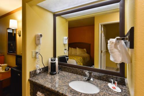 1 King Bed and 2 Queen Beds, One-Bedroom Suite, Non-Smoking photo 3