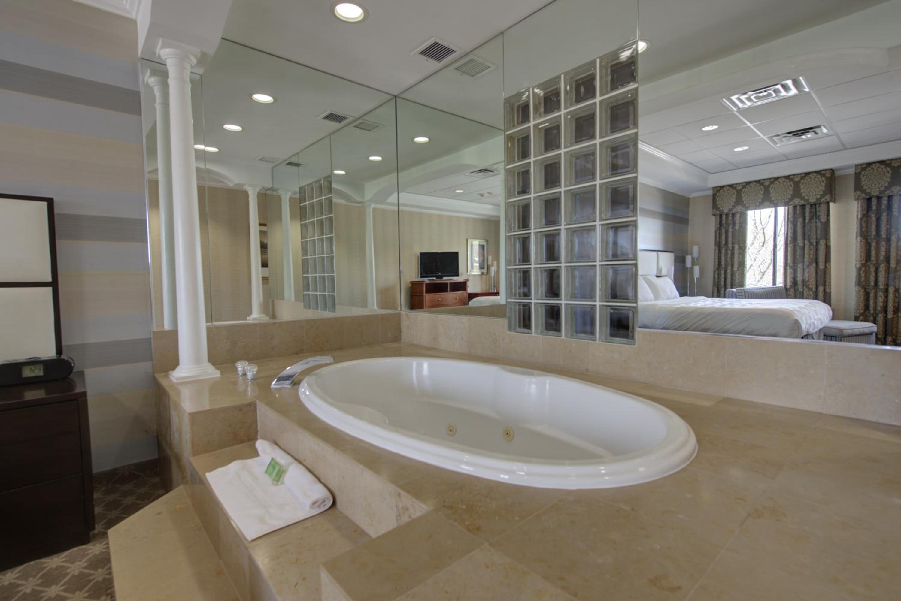 One-Bedroom Suite with Jetted Tub - Photo 2