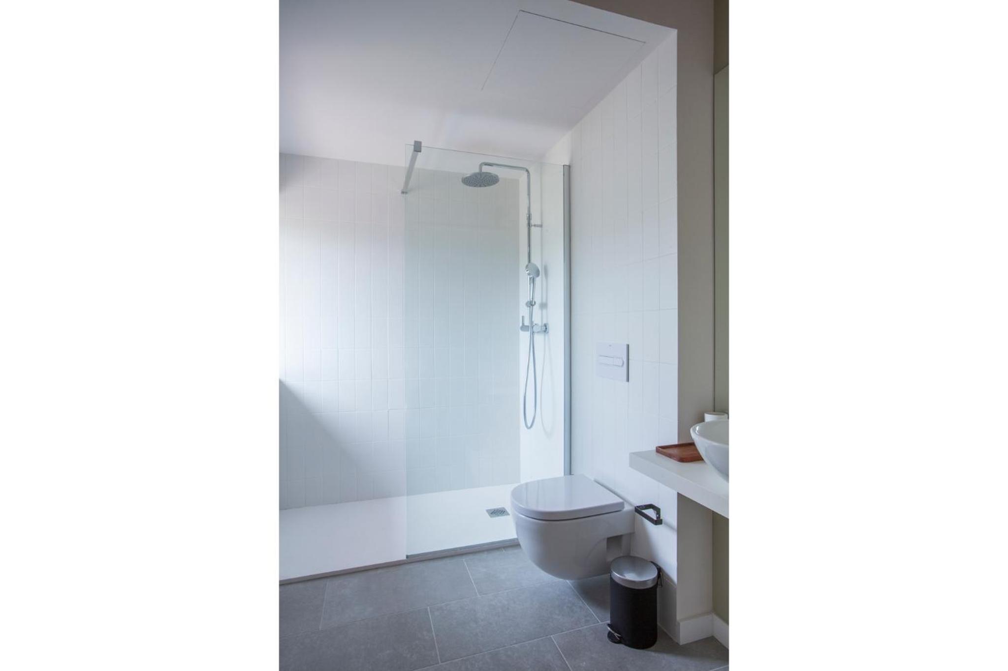 Double Room with Balcony - Photo 8