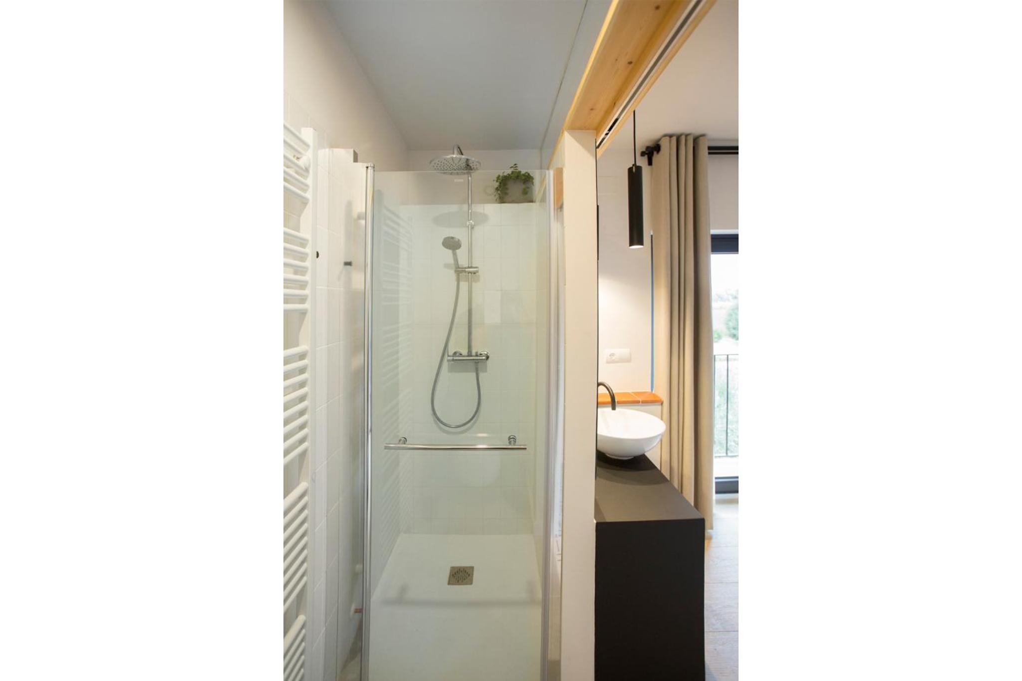 Deluxe Double Room with Bath - Photo 9