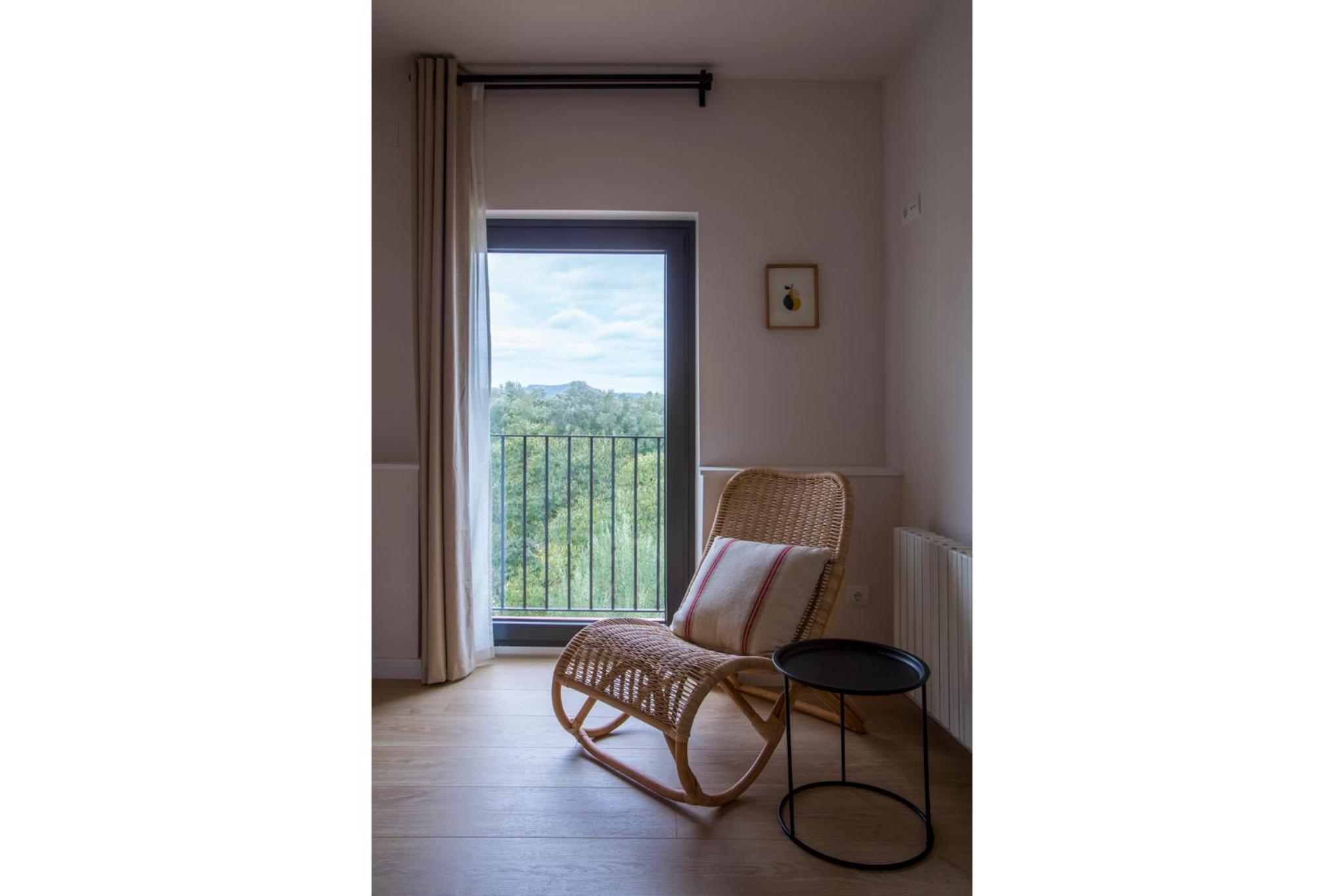 Deluxe Double Room with Bath - Photo 8