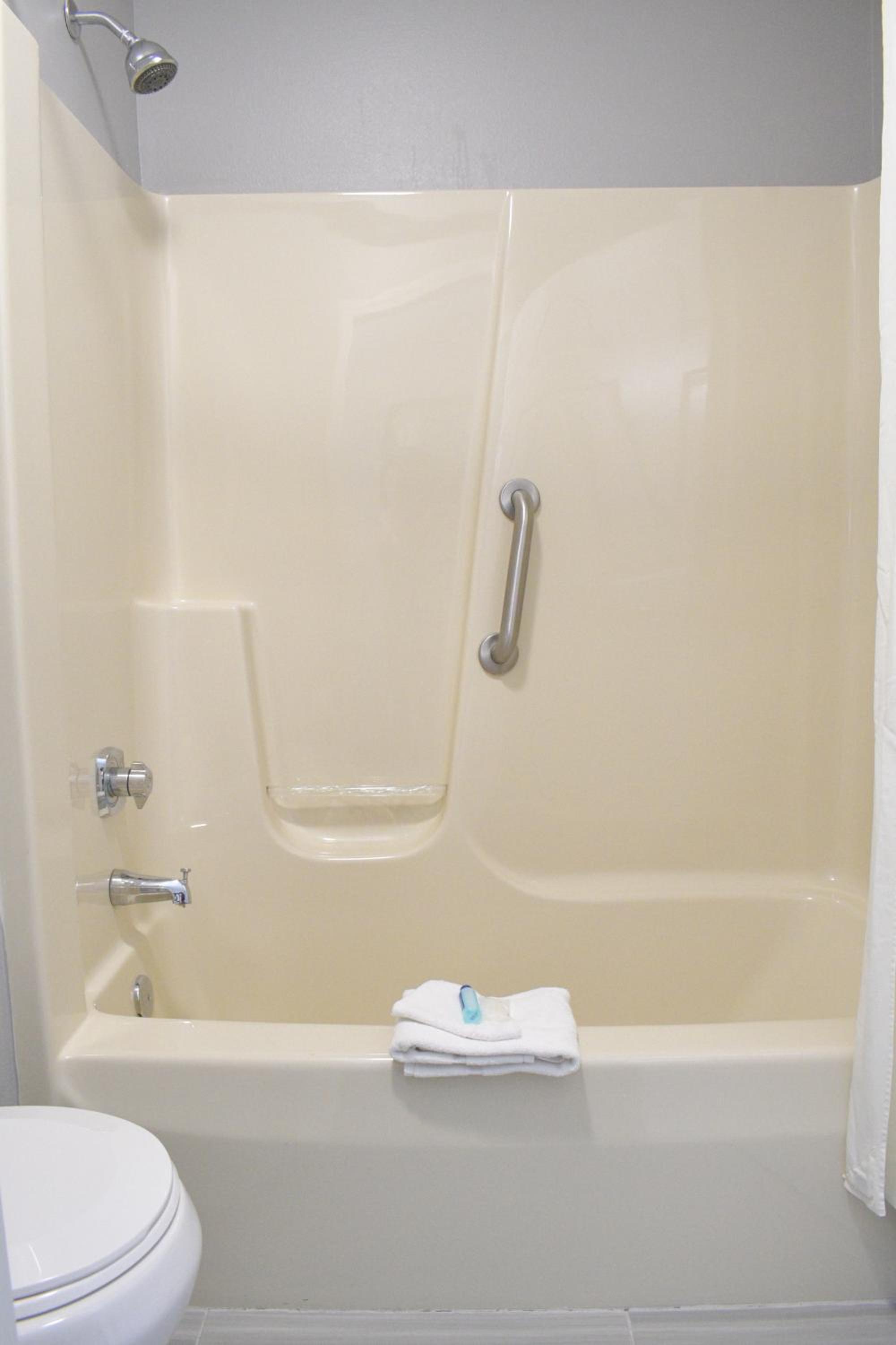 Double Room - Non-Smoking  - Photo 8