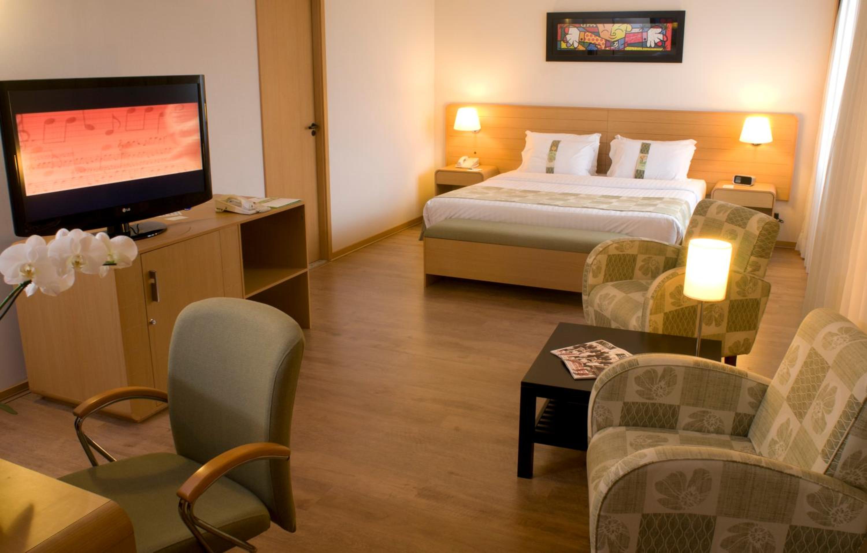 Premium King Room - Photo 2