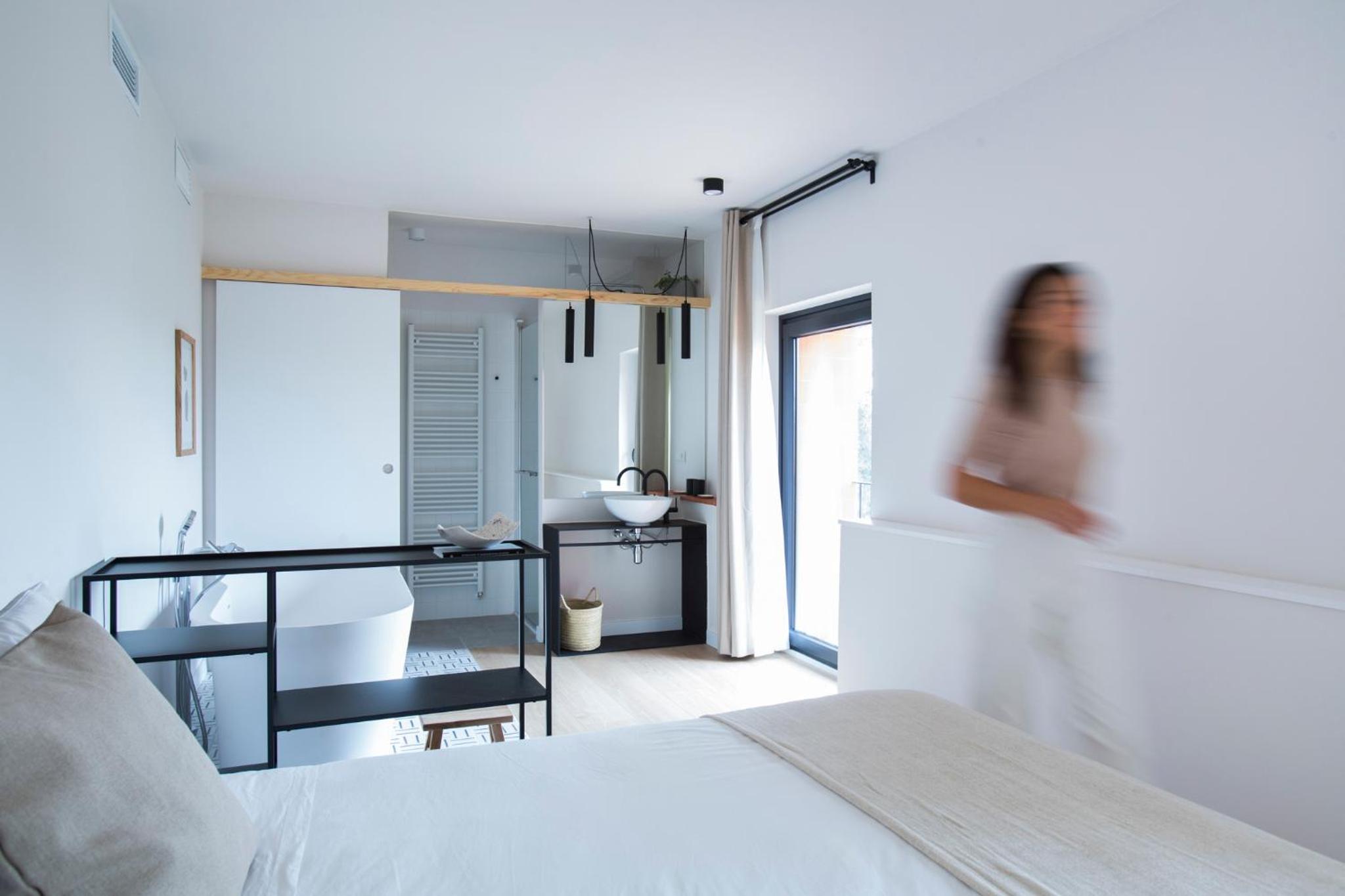Deluxe Double Room with Bath - Photo 7