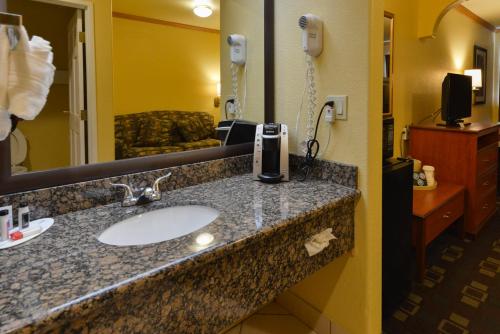 King Room - Non-Smoking photo 3
