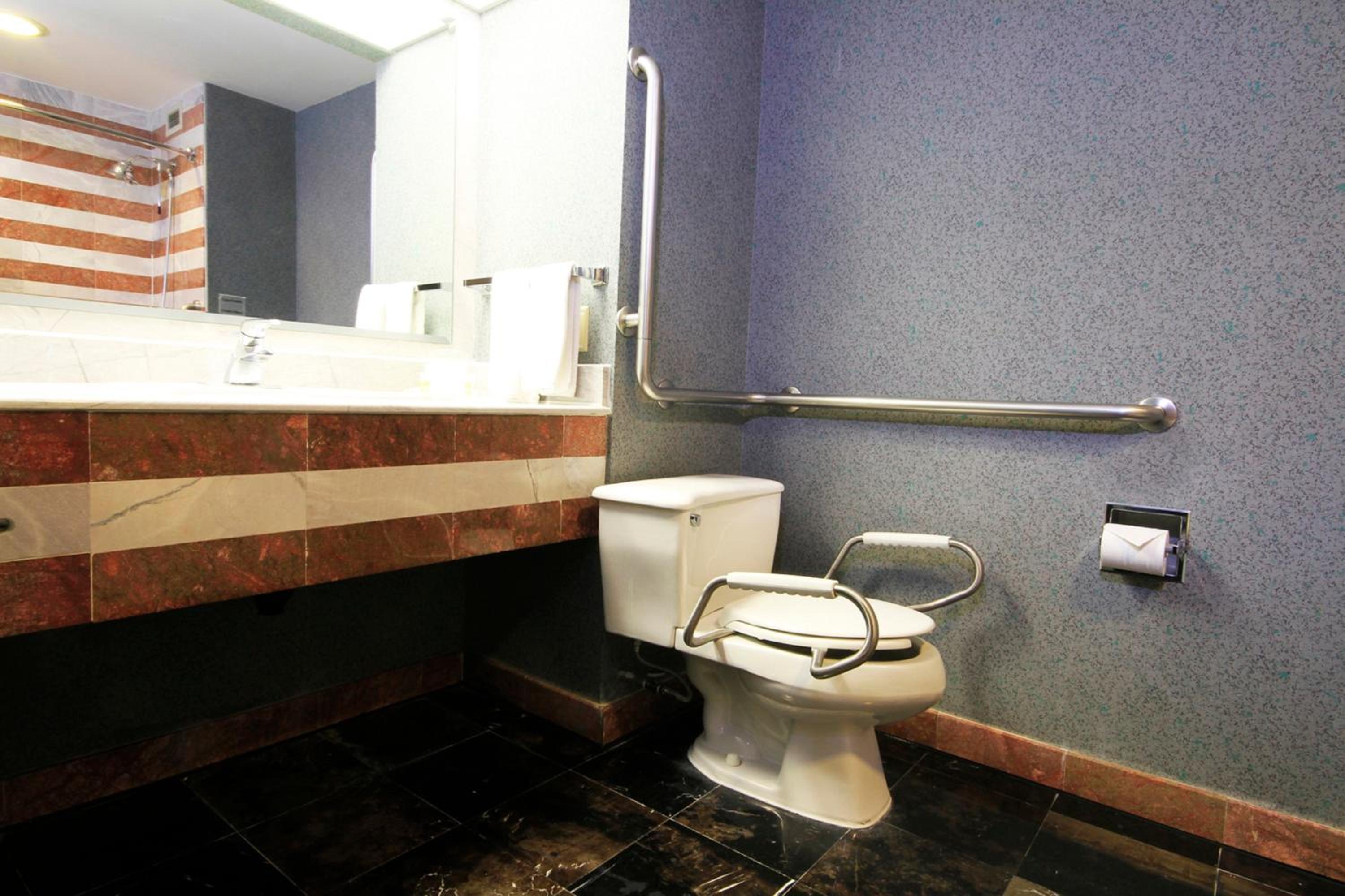 Standard Queen Room - Accessible - Photo 3