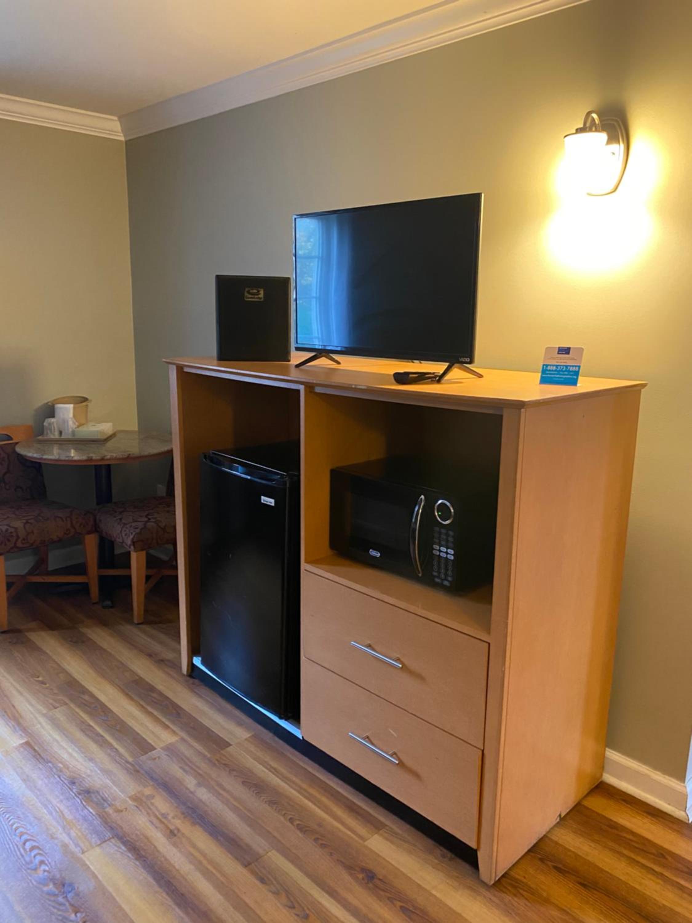 Deluxe Queen Room with Two Queen Beds - Non-Smoking - Photo 4