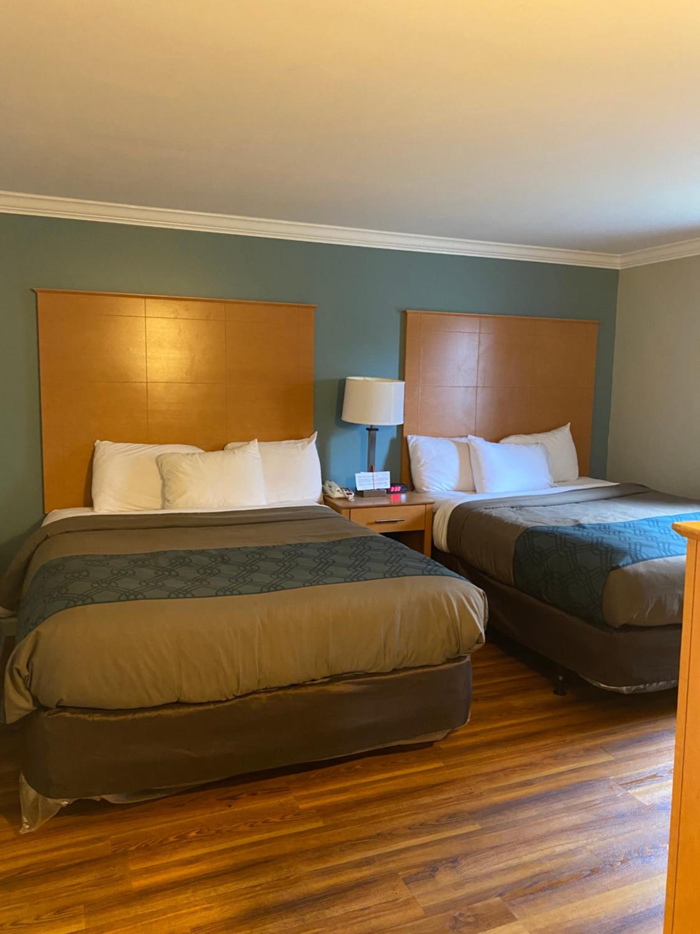 Deluxe Queen Room with Two Queen Beds - Non-Smoking - Photo 5