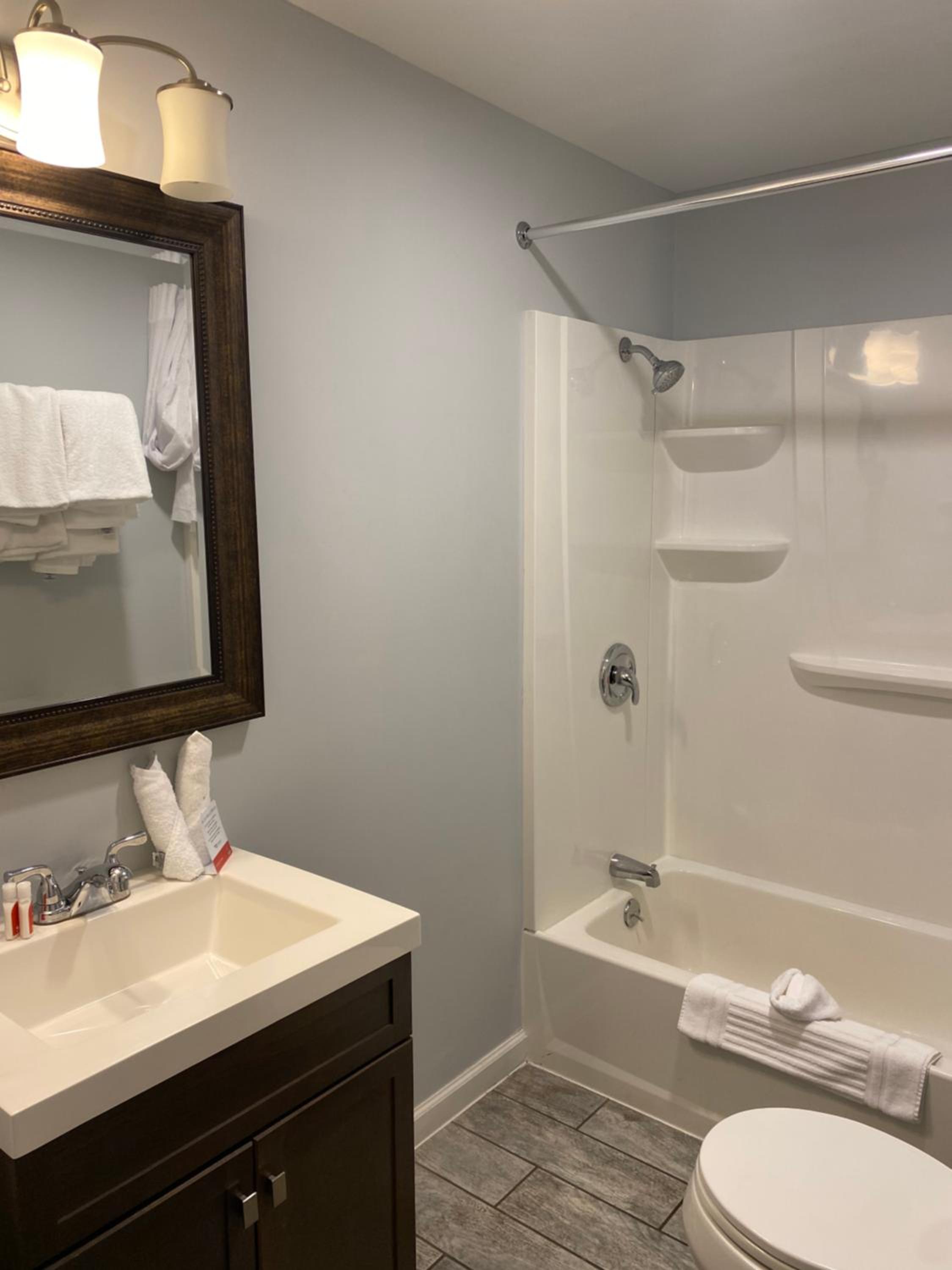 Deluxe Queen Room with Two Queen Beds - Non-Smoking - Photo 3