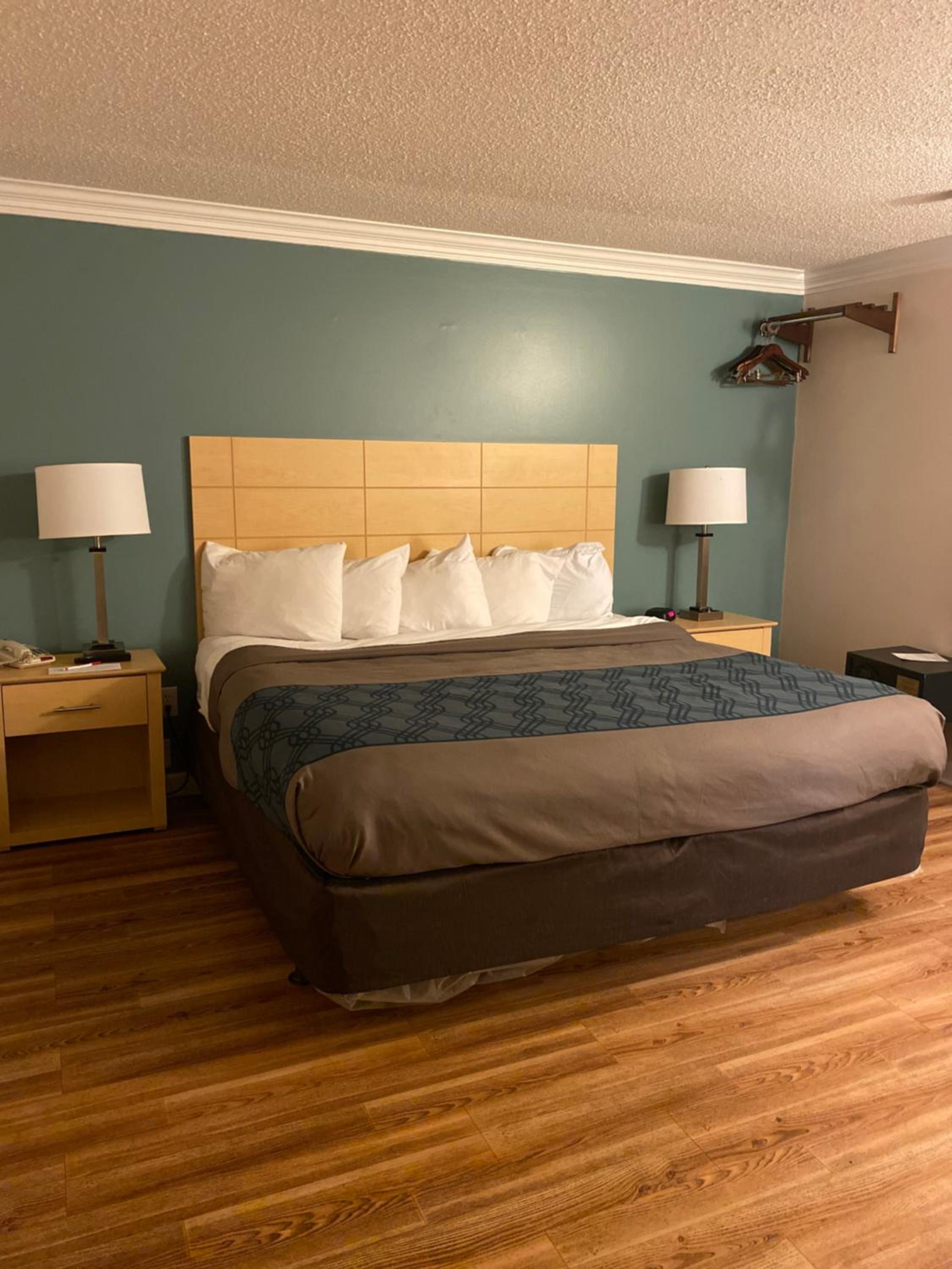 Standard King Room - Non-Smoking  - Photo 5