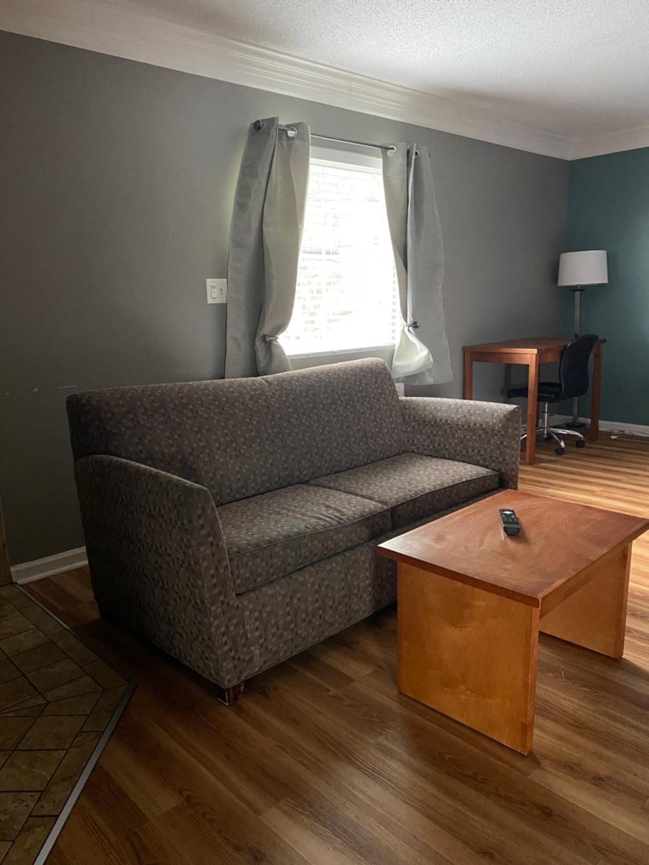 King Suite - Non-Smoking - Photo 3